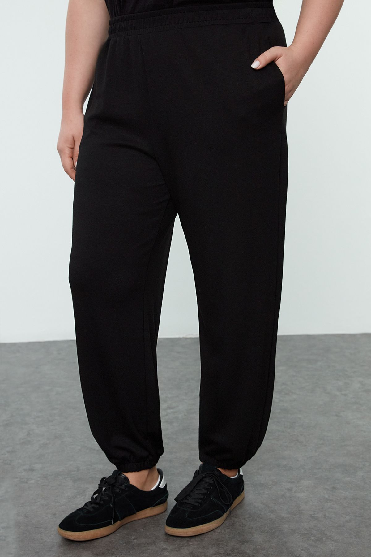 Trendyol Curve-Tepláky Soft Button Black Jogger - Plus Size Tbbaw25Aj00003 2