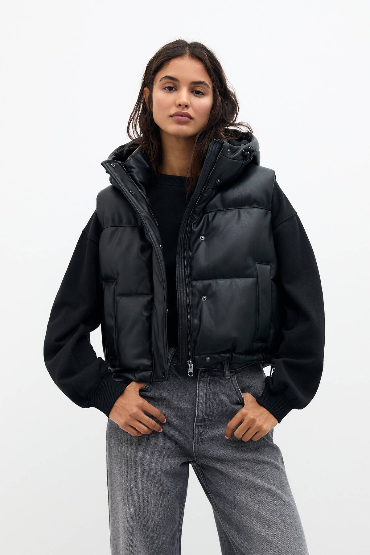 کاپشن پفی از جنس چرم مصنوعی با طراحی مدرن و راحت پول اند بیر   Pull & Bear