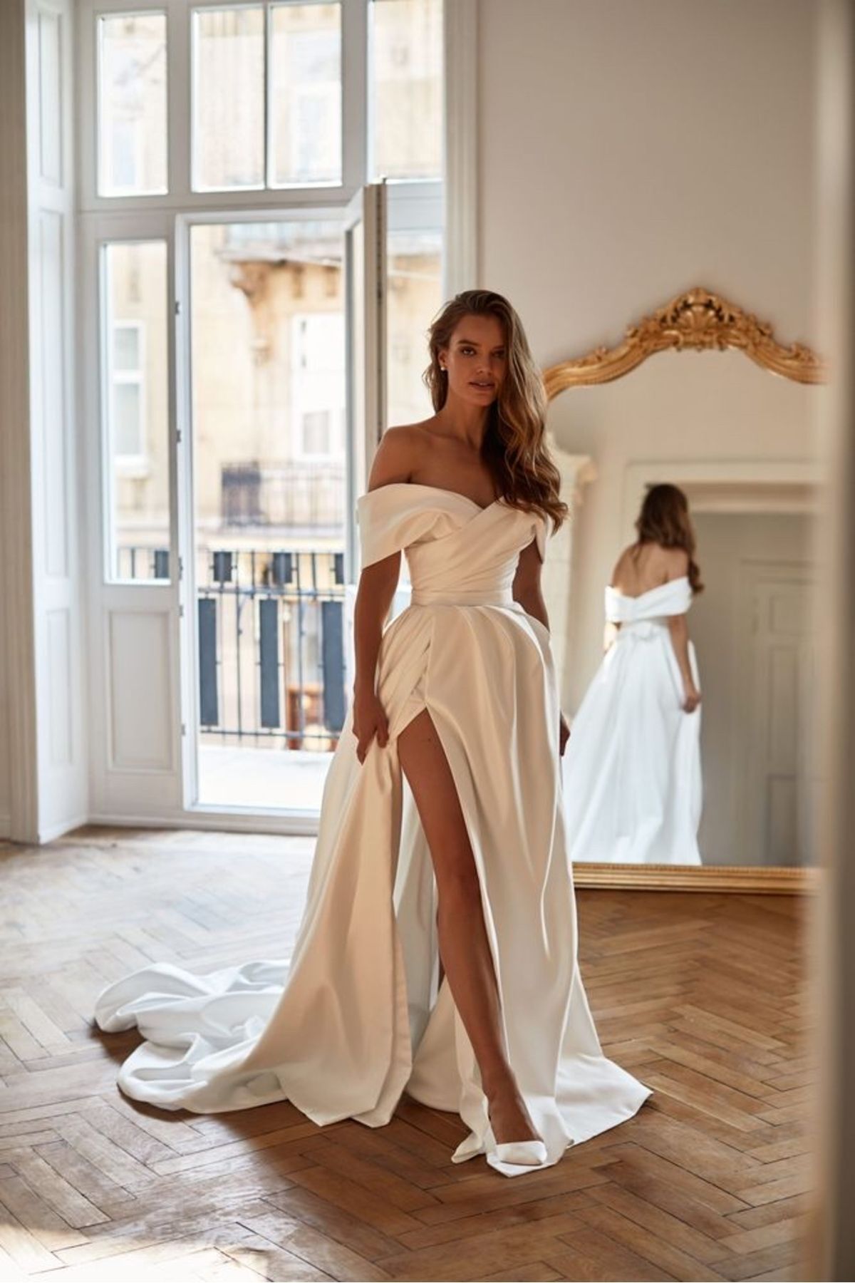 une robe en satin avec des déchirements profonds