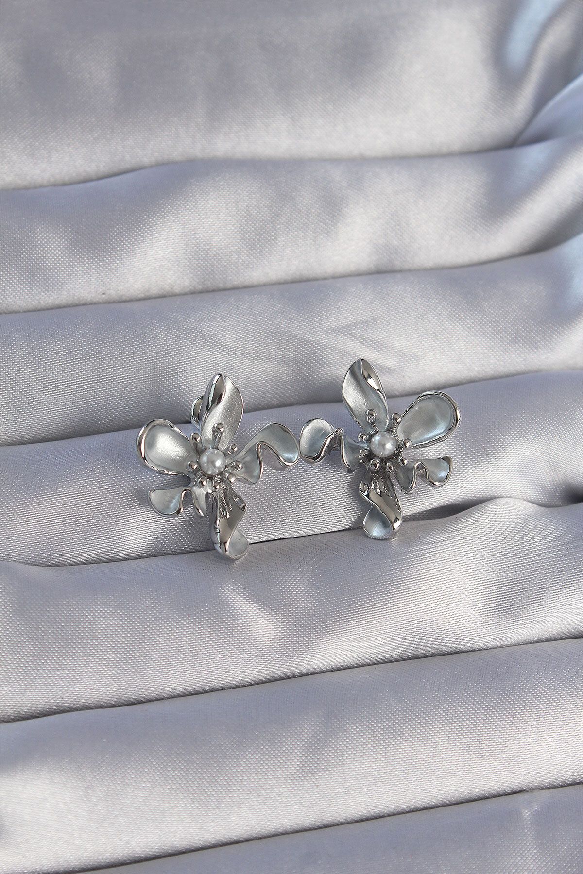 nazeninstoğu-Brass Silver Color Pearl Detail Flower Design Earrings 1