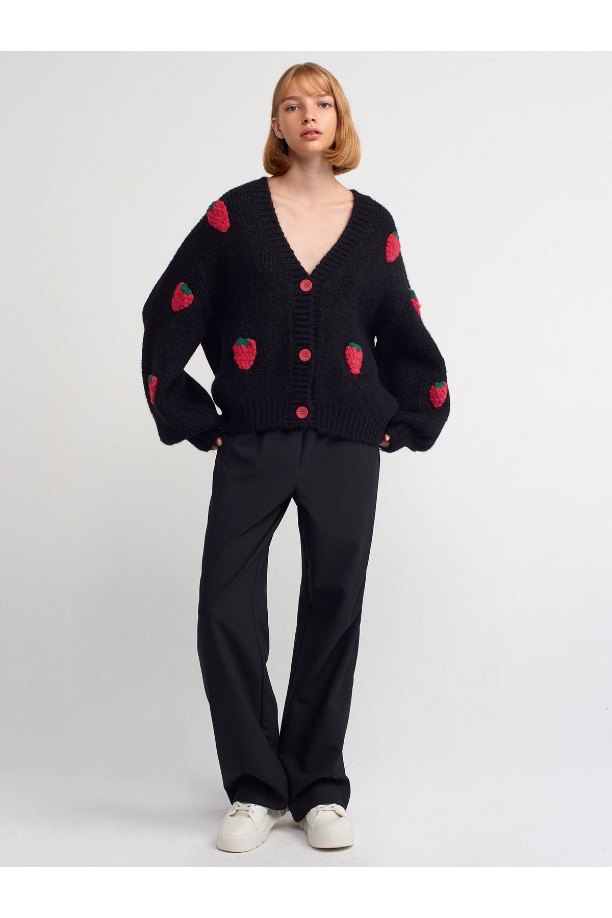 Dilvin-60185 – Strickjacke mit V-Ausschnitt, Erdbeerstickerei und Ballonärmeln – schwarz 4