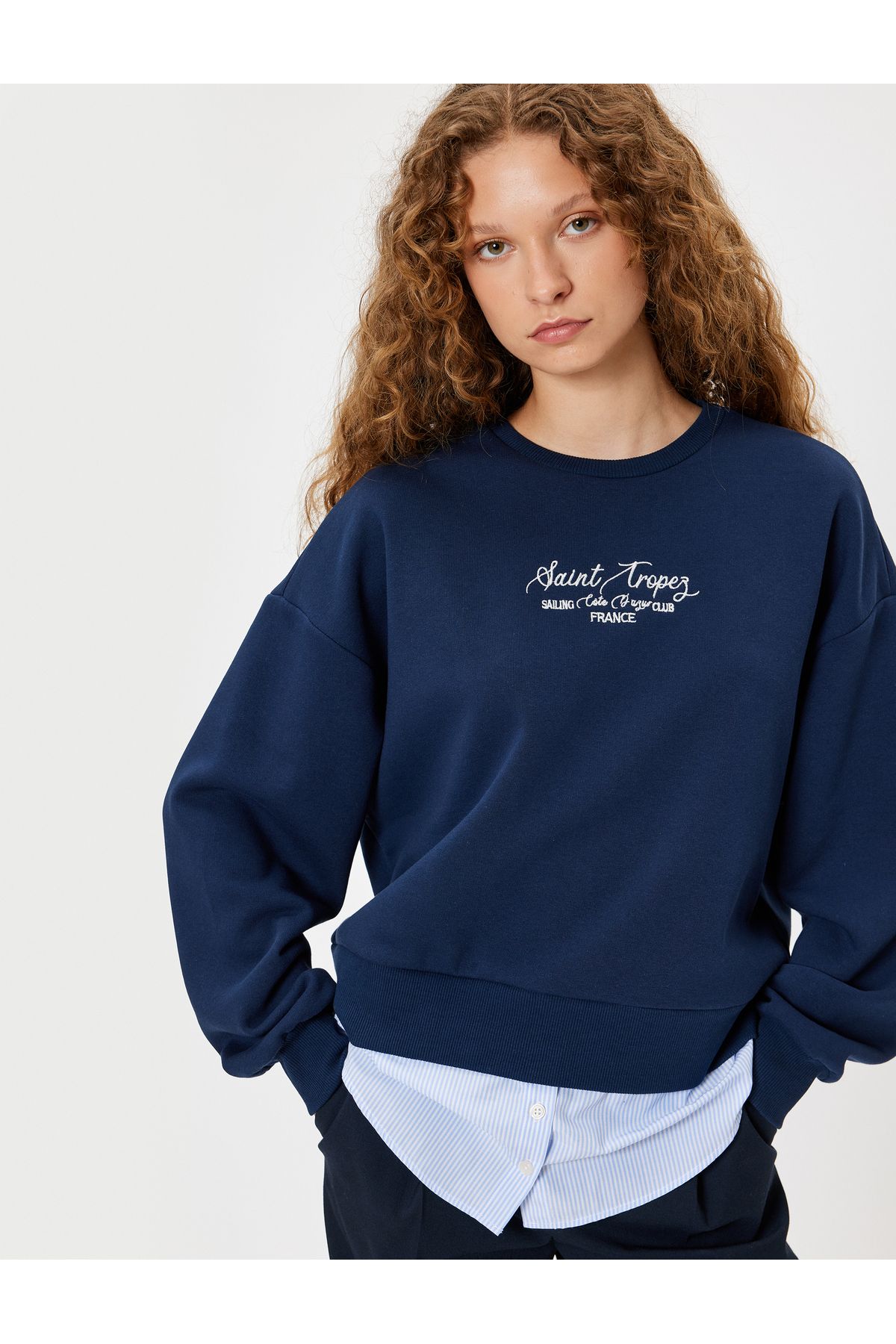 Koton KT - Oversize Sweatshirt Bisiklet Yaka Sloganlı Kumaş Detaylı