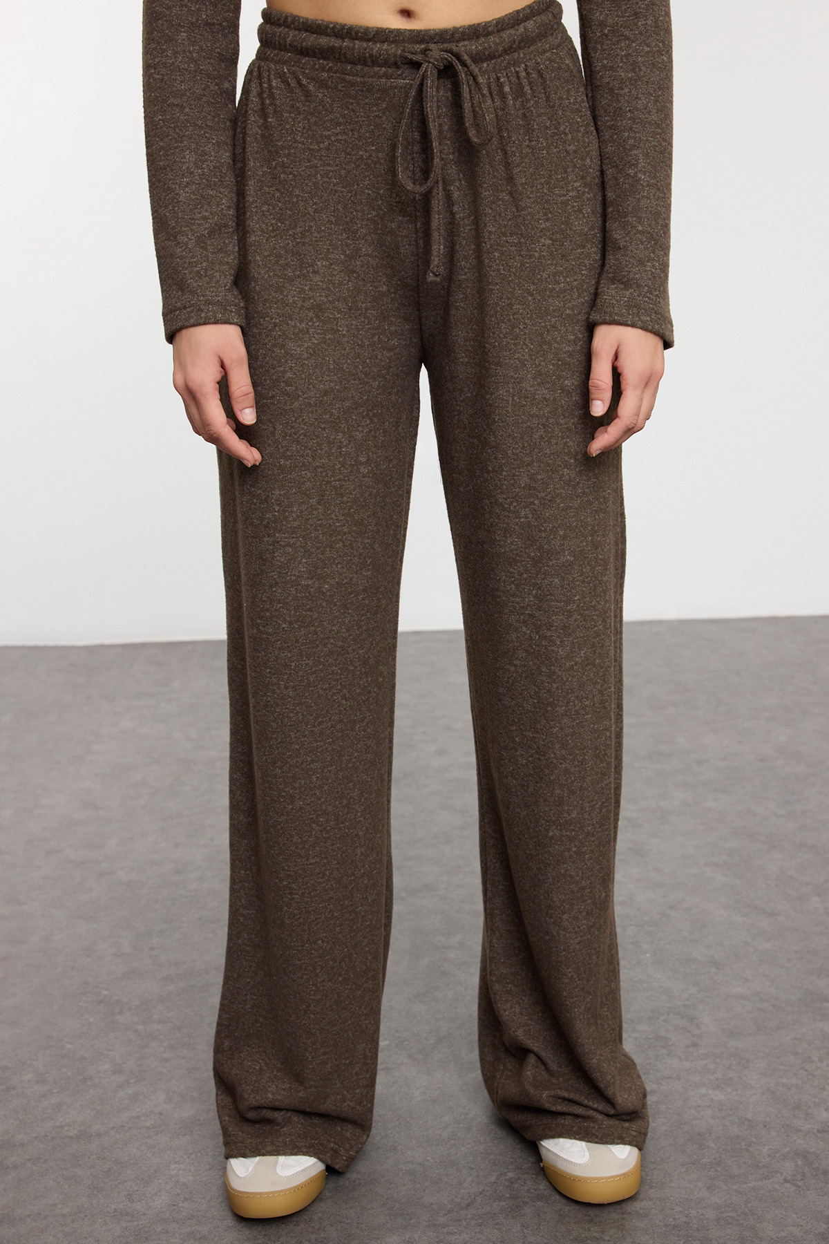 Trendyolmilla  Kahverengi Yumoş Crop ve Wide Leg/Geniş Paça Örme Alt Üst Takım TWOAW23AU00125 - Görsel 4