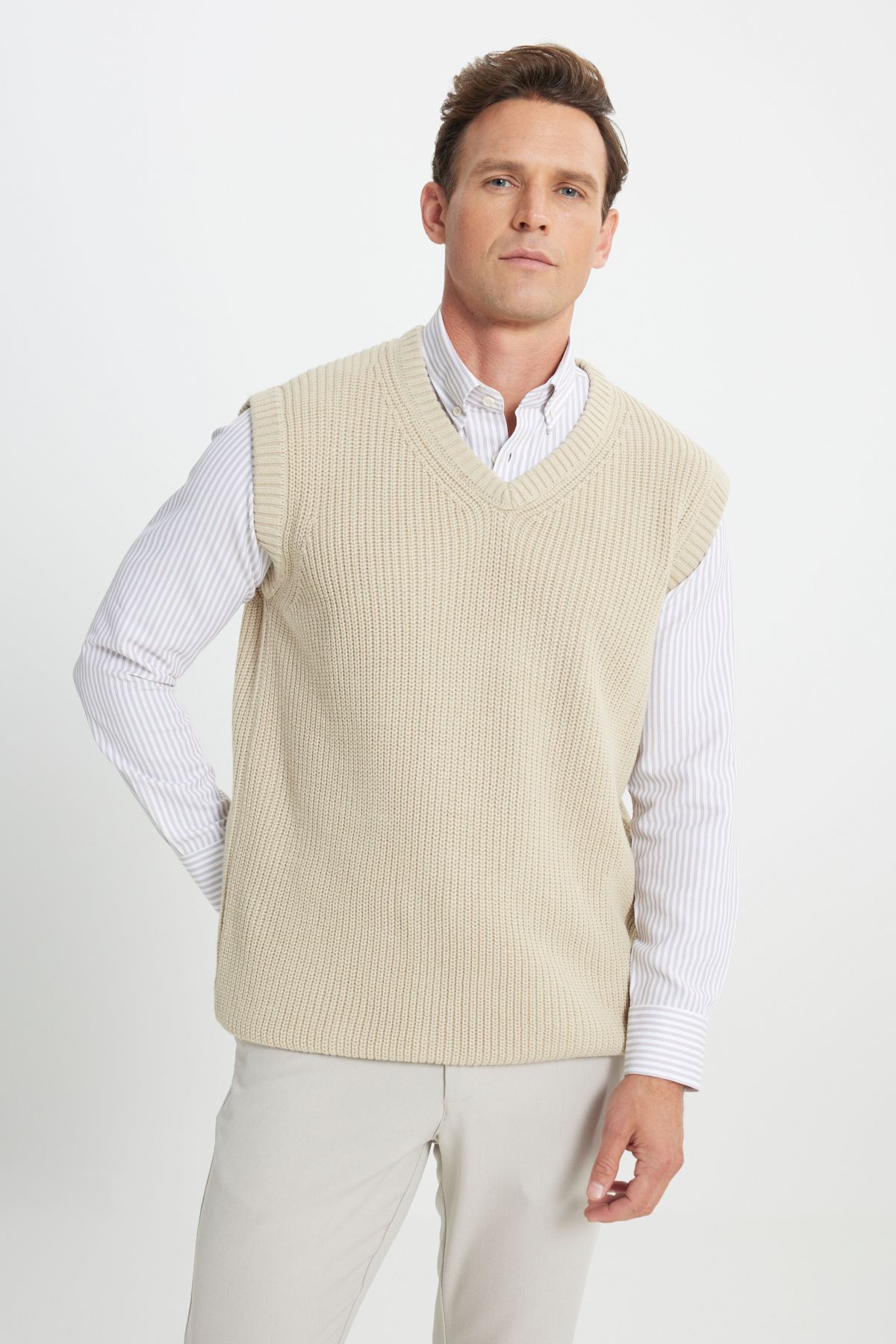 AC&Co / Altınyıldız Classics-Beigefarbener Herren-Strickpullover mit Standard-Passform und normalem Schnitt und V-Ausschnitt 3