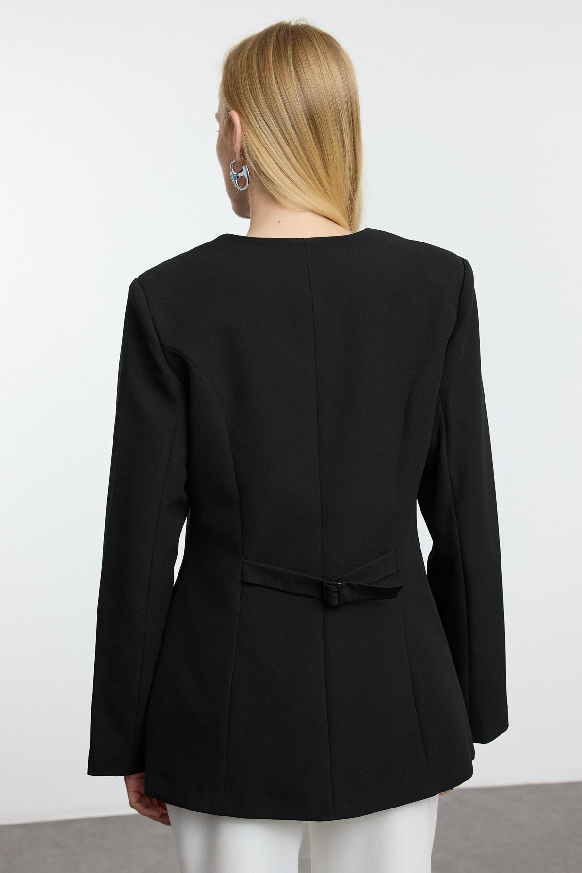 Trendyol Collection-Schwarze, taillierte, gewebte Blazerjacke mit Rundhalsausschnitt und Rundhalsausschnitt TWOAW25BC00009 10