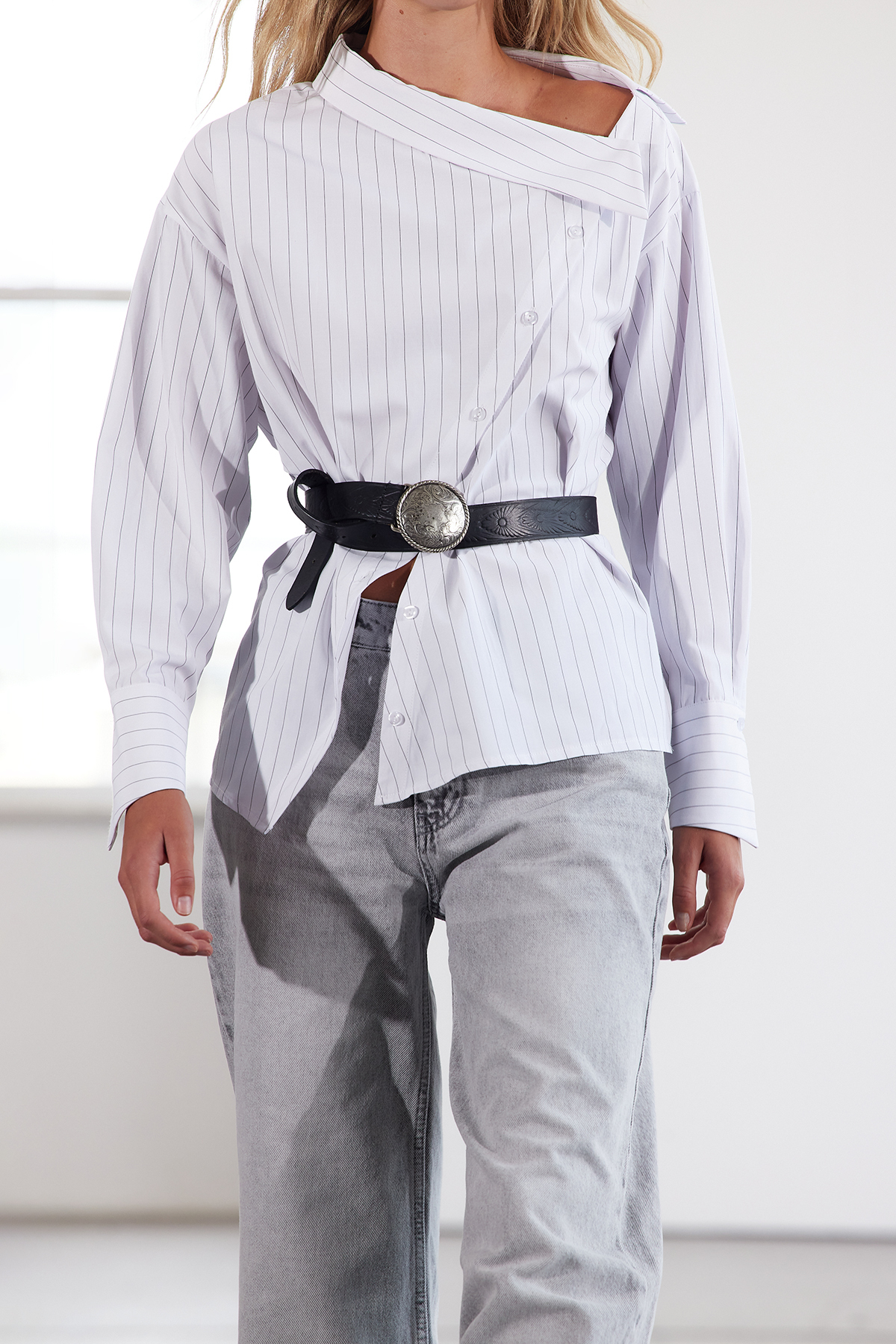  TRENDYOLM?LLA Limited Edition Beyaz Yaka Detayl? Cizgili Dokuma G?mlek