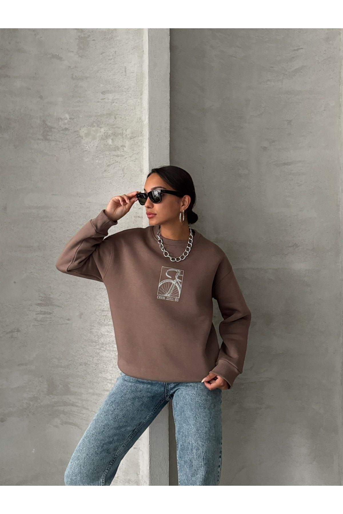 Cappmoda-SWT-14269 Кафяв релефен суитчър с три нишки и релефен принт в стил велосипед 2