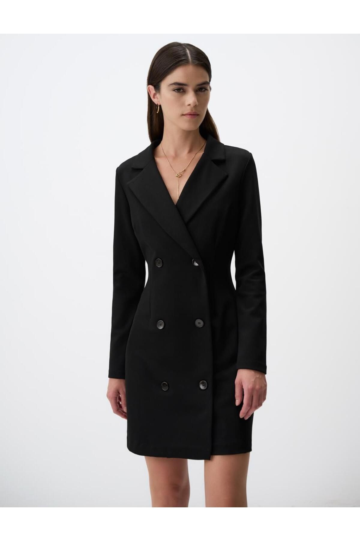 cest une mini robe avec des manches noires