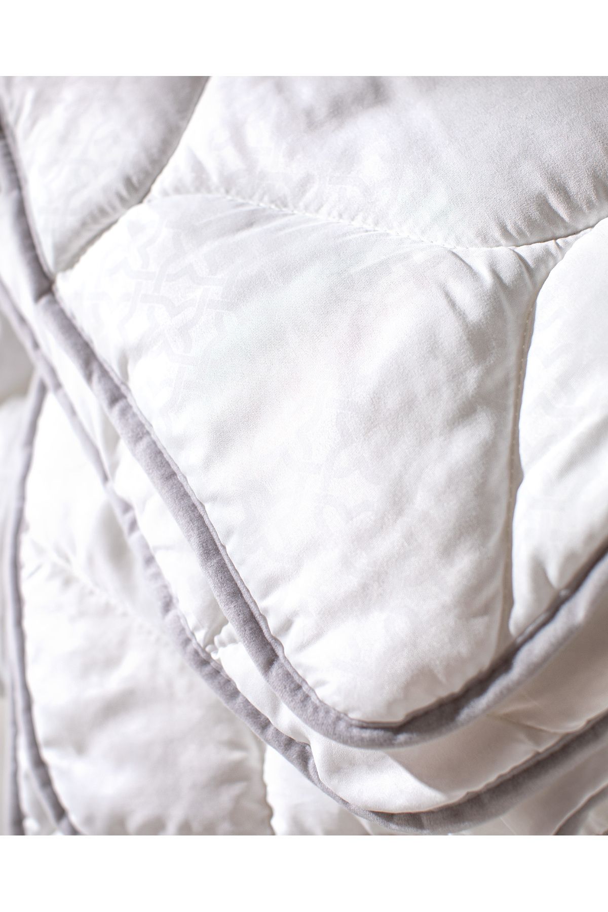 Madame Coco-White Faust Single Quilt 3