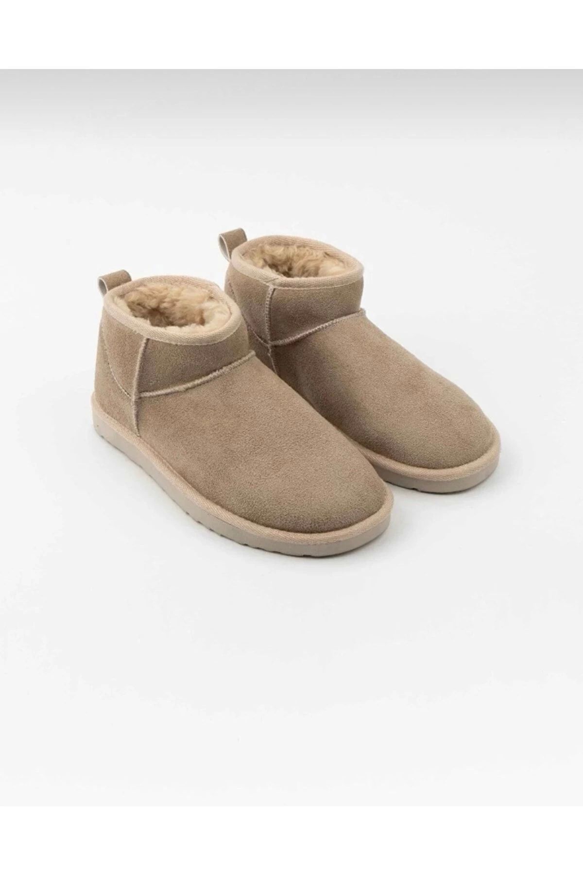 cest une femme avec un soulier mini beige une chaussure à moitié poilue