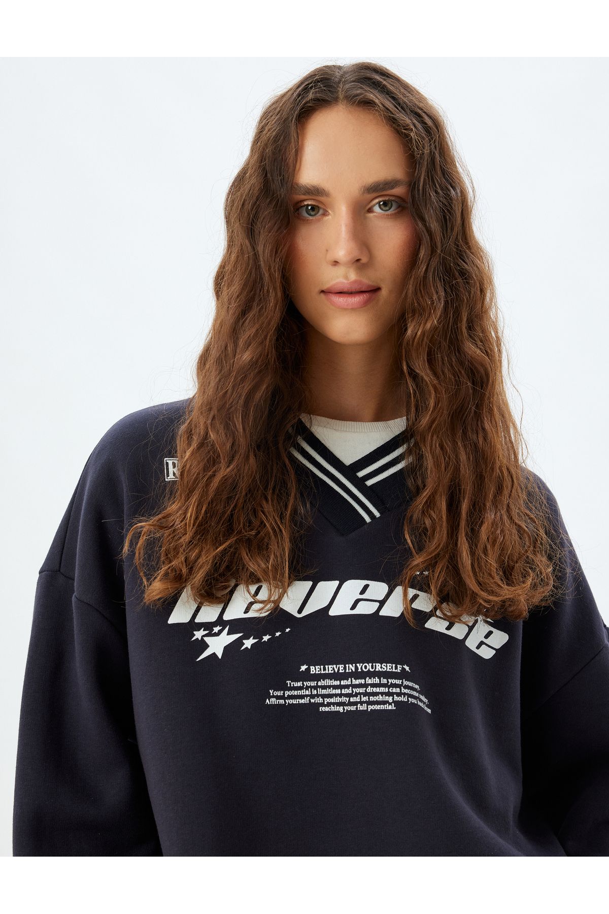 Koton KT - Oversize Sweatshirt V Yaka Slogan Baskılı Biyeli