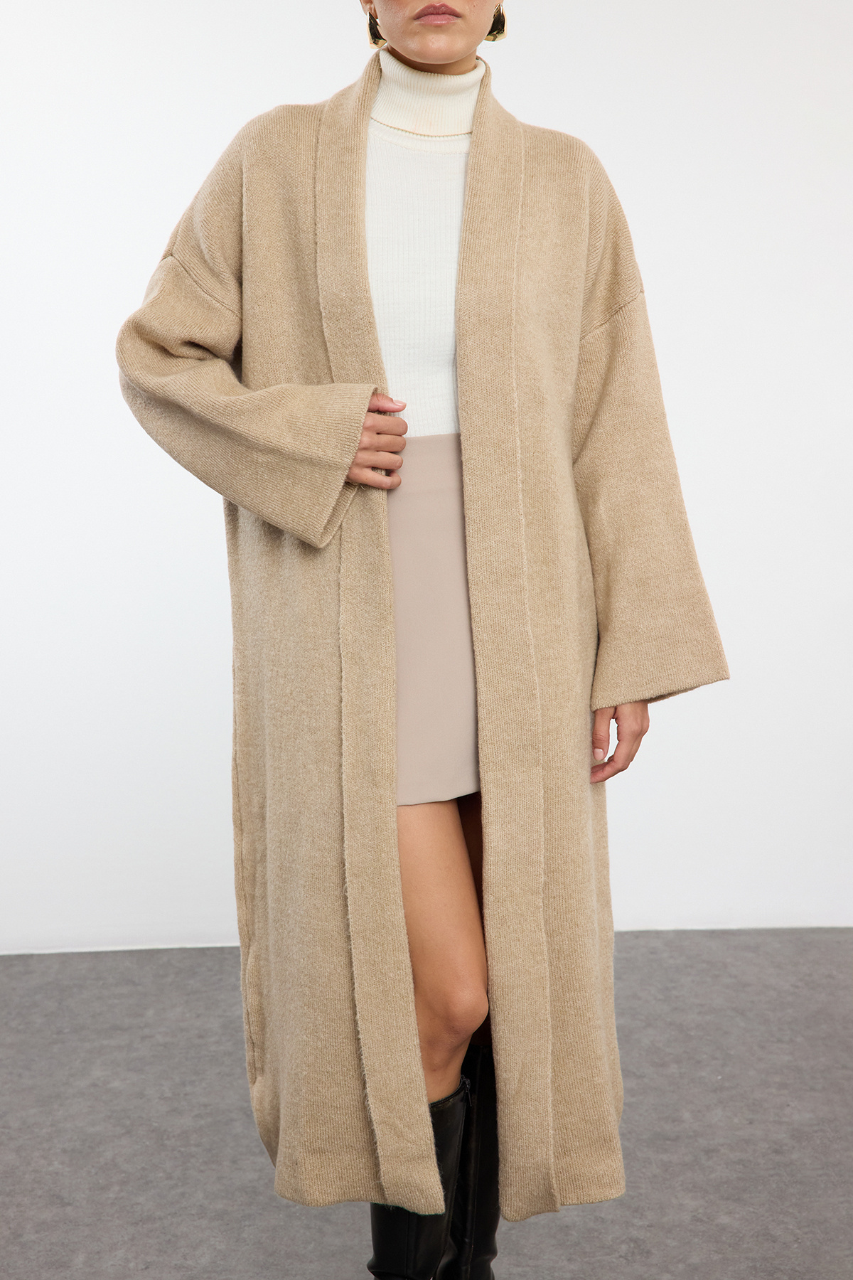 Trendyolmilla  Bej Yumuşak Dokulu Kalın Basic Kaban Görünümlü Triko Hırka TWOAW25HI00097 - Görsel 3