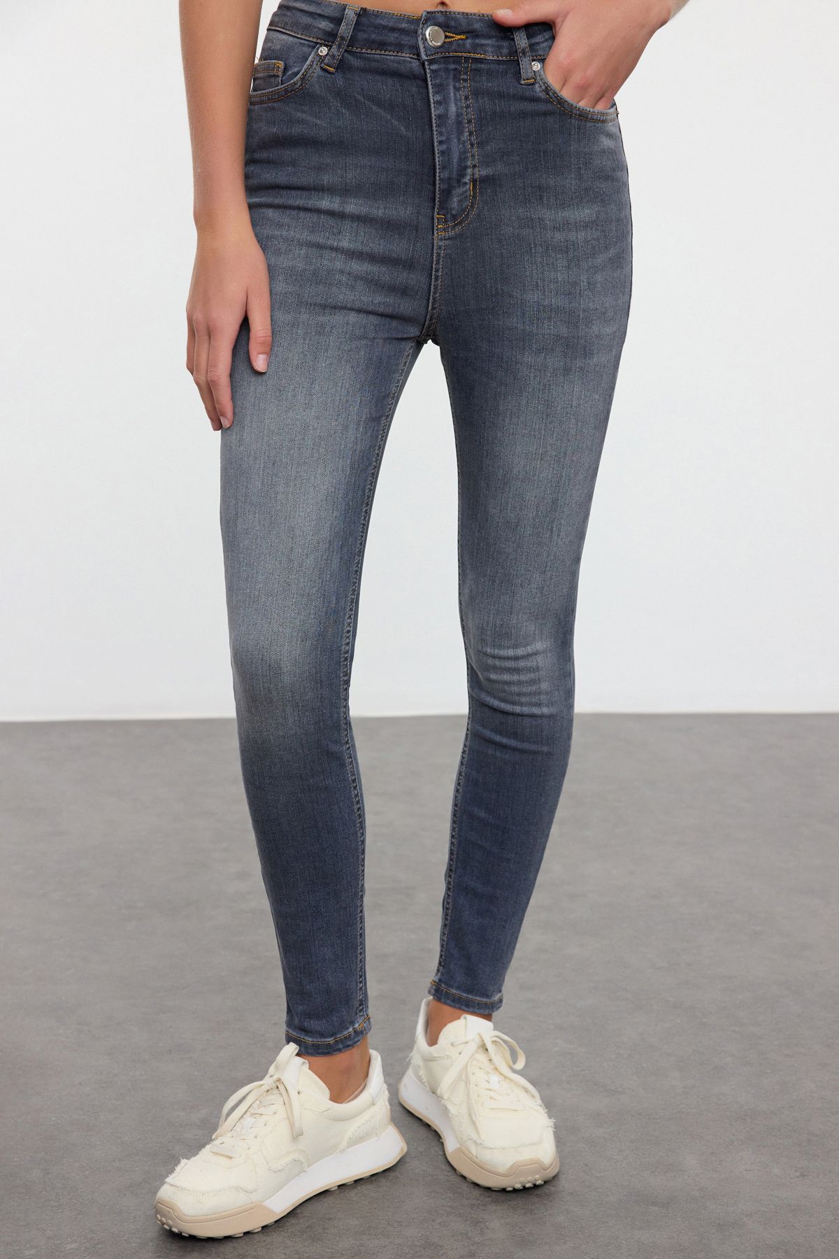 Trendyol Collection-Graue Skinny Jeans mit hoher Taille - Twoaw25Je00267 3