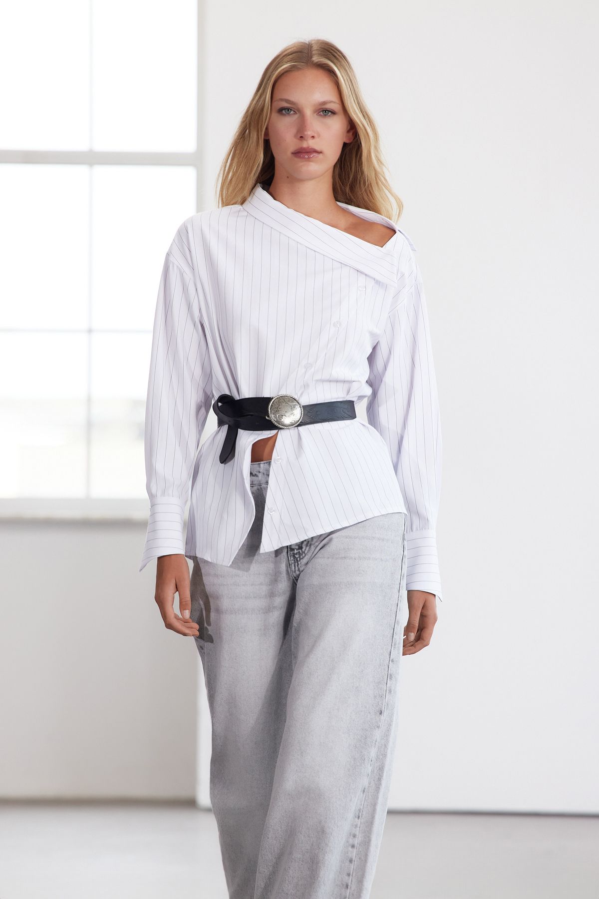 Trendyol Collection Detailně proužkovaná tkaná košile s bílým límcem z limitované edice Twoaw25Go00065