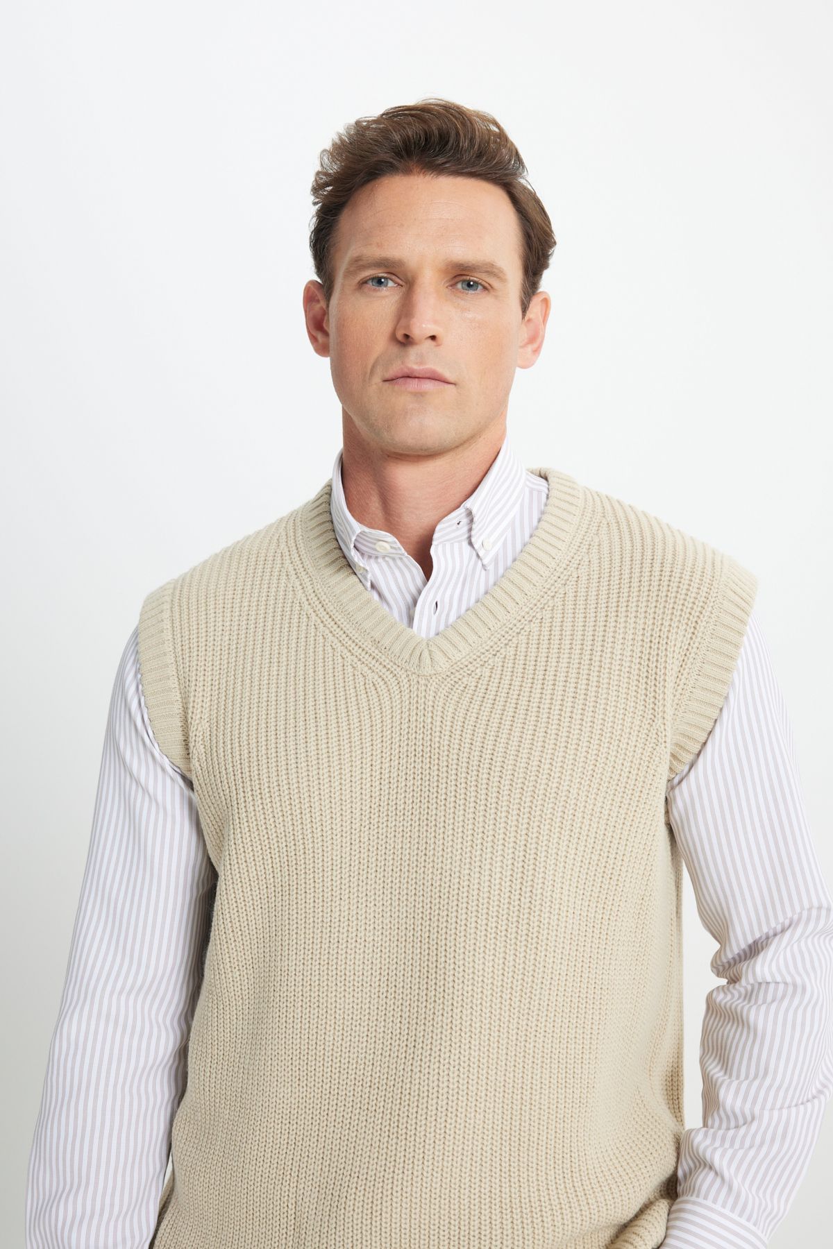 AC&Co / Altınyıldız Classics-Beigefarbener Herren-Strickpullover mit Standard-Passform und normalem Schnitt und V-Ausschnitt 5