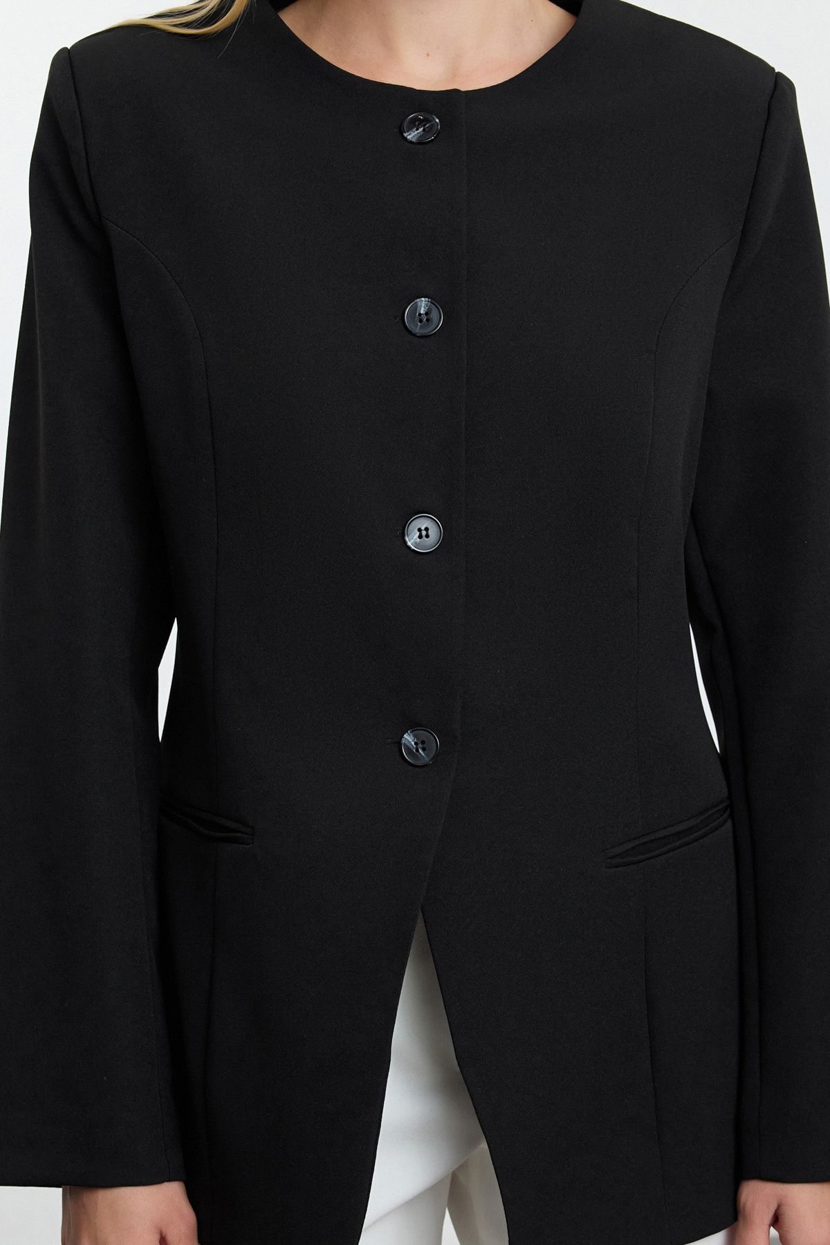 Trendyol Collection-Schwarze, taillierte, gewebte Blazerjacke mit Rundhalsausschnitt und Rundhalsausschnitt TWOAW25BC00009 9