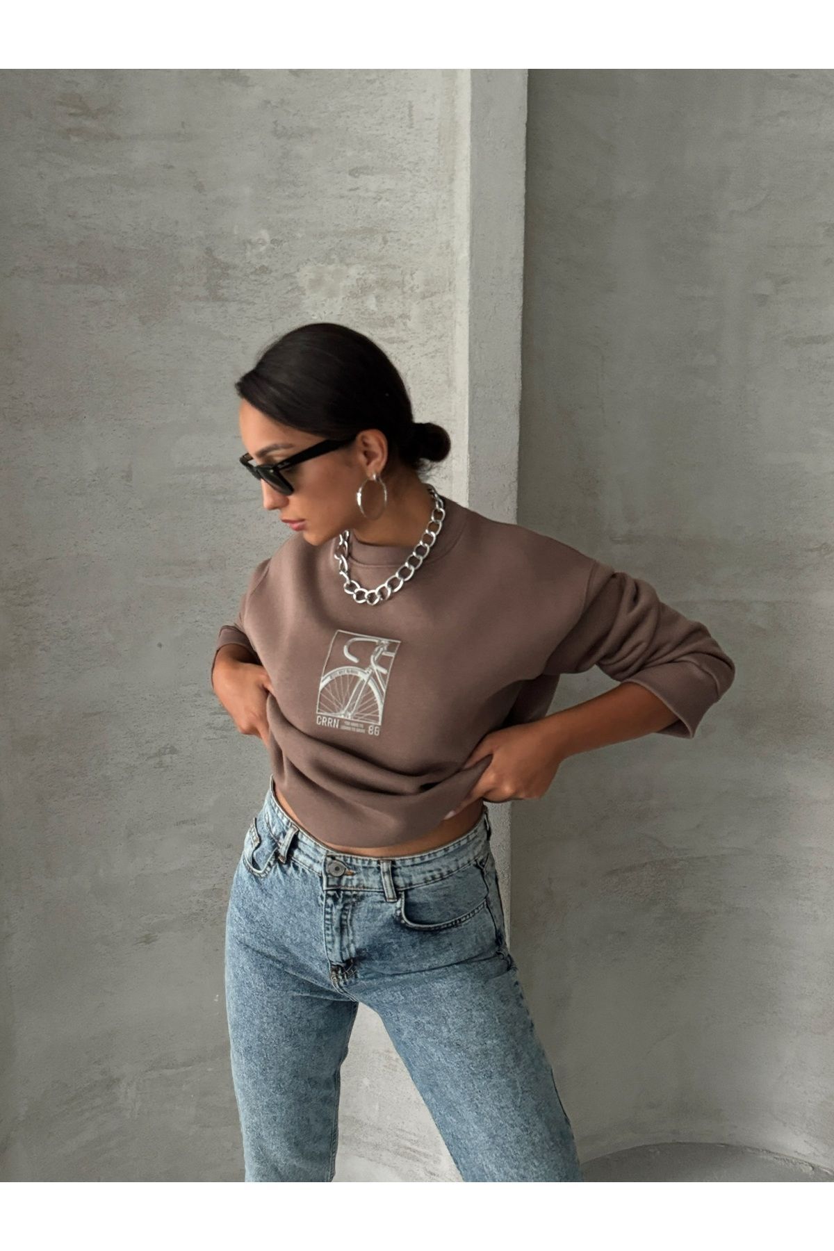 Cappmoda-SWT-14269 Кафяв релефен суитчър с три нишки и релефен принт в стил велосипед 5