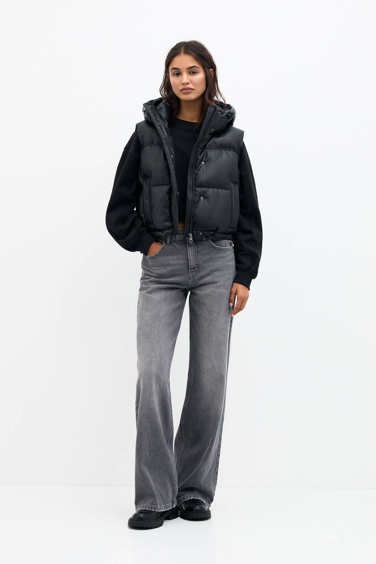 کاپشن پفی از جنس چرم مصنوعی با طراحی مدرن و راحت پول اند بیر   Pull & Bear