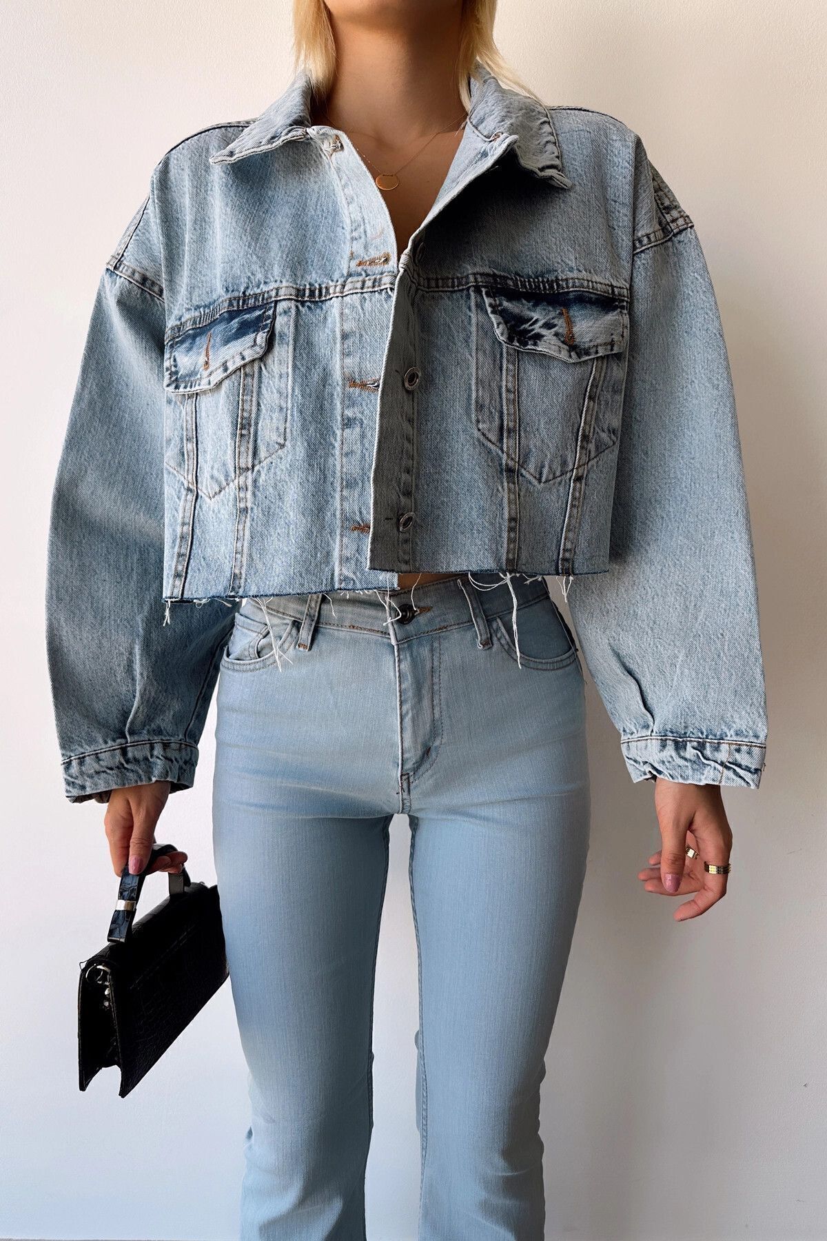 bacc  Kadın Buz Mavi Çift Cepli Lazer Kesim Yıkamalı Crop Denim Ceket Bcdf-235408 - Görsel 4