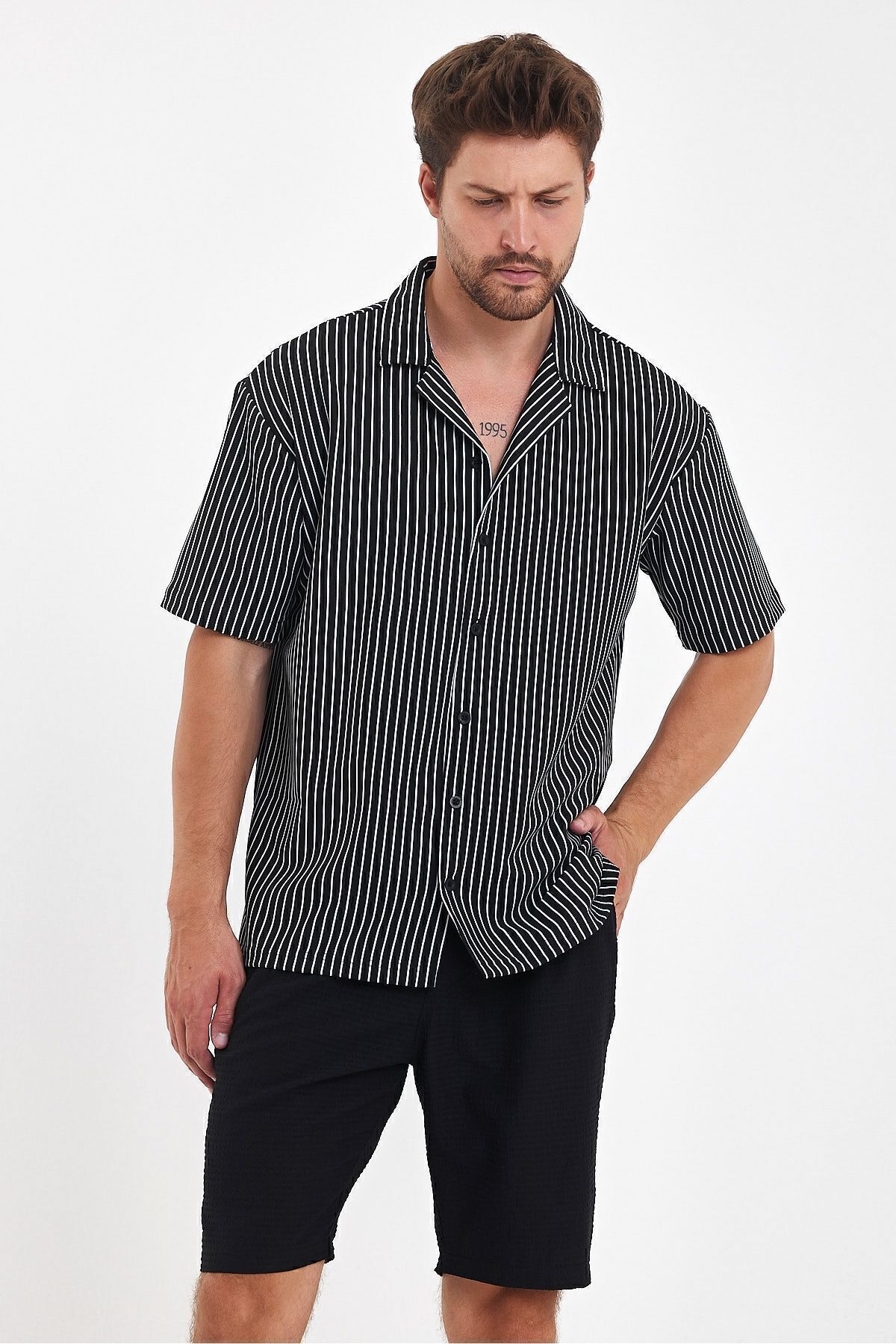 Erkek Siyah Oversize Fit Kısa Kollu Rahat Kesim Çizgili Apaş Yaka Dokulu Yazlık Gömlek