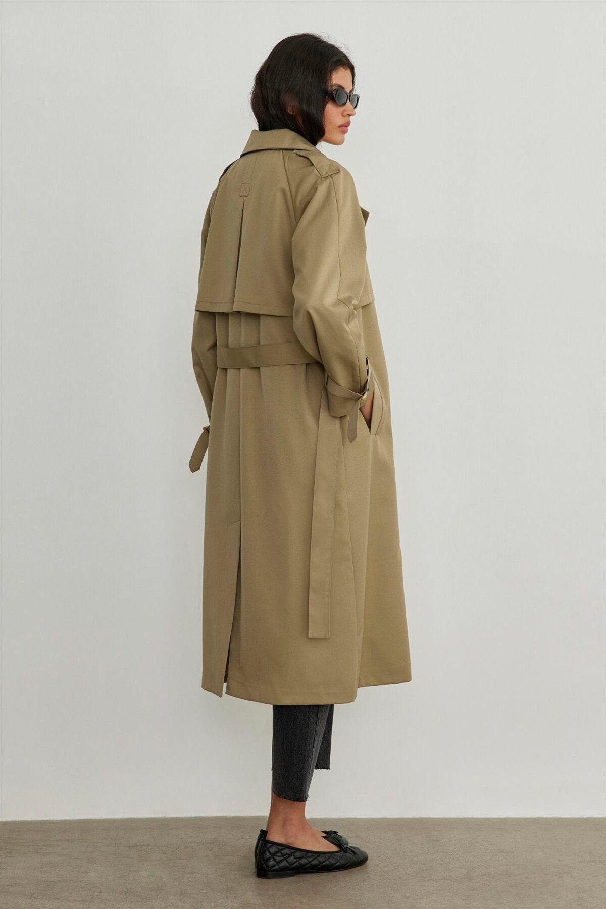 Suud Collection-Langer khakifarbener Trenchcoat aus Baumwolle 4