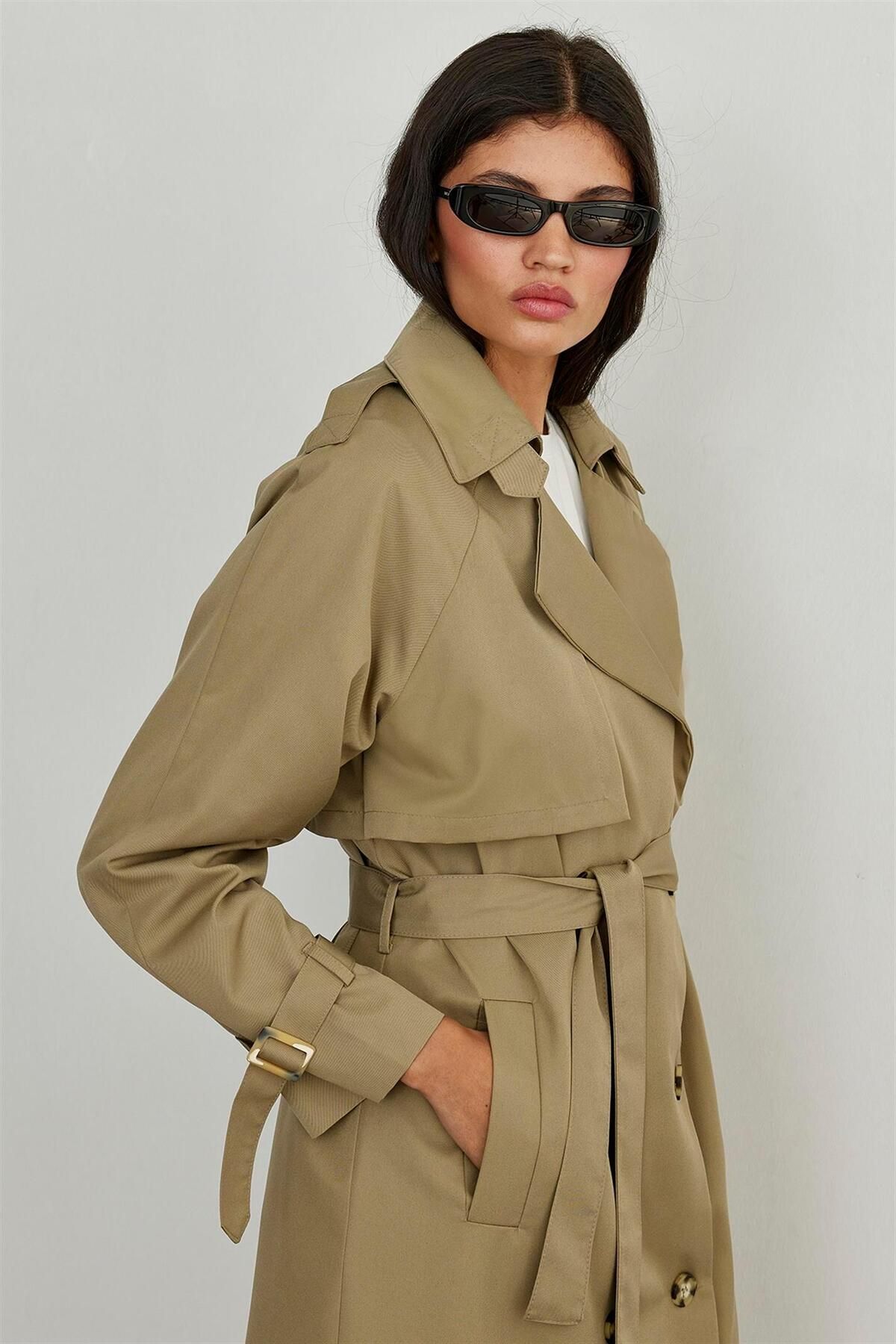 Suud Collection-Langer khakifarbener Trenchcoat aus Baumwolle 3