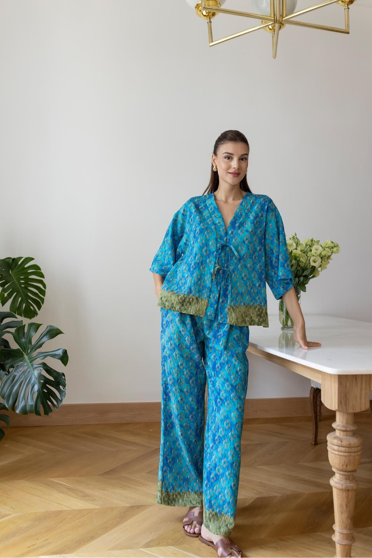 Askı Tekstil Mavi Desenli Önden Bağlama Detaylı Kimono Pantolon Takım