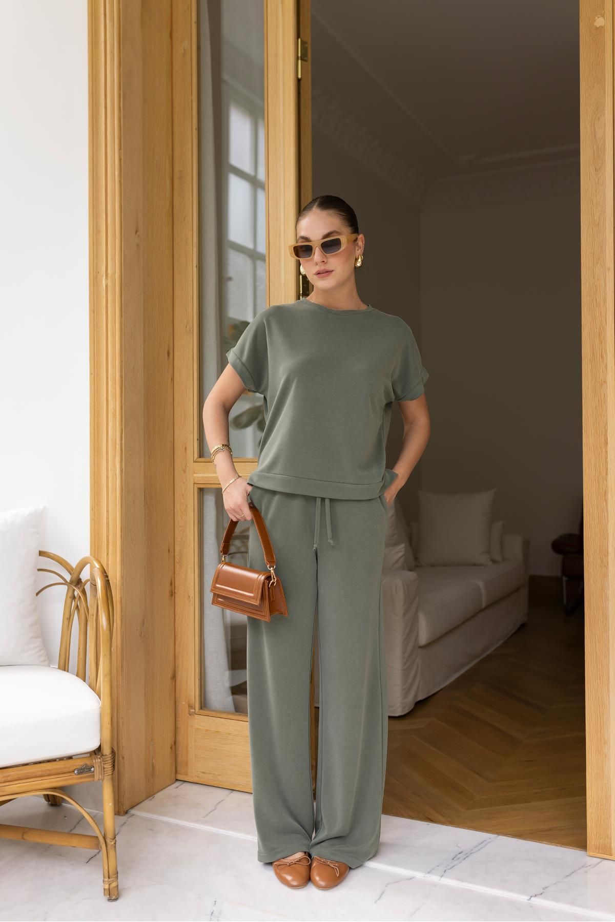 Askı Tekstil Haki Yandan Yırtmaç Detaylı T-Shirt Pantolon Takım