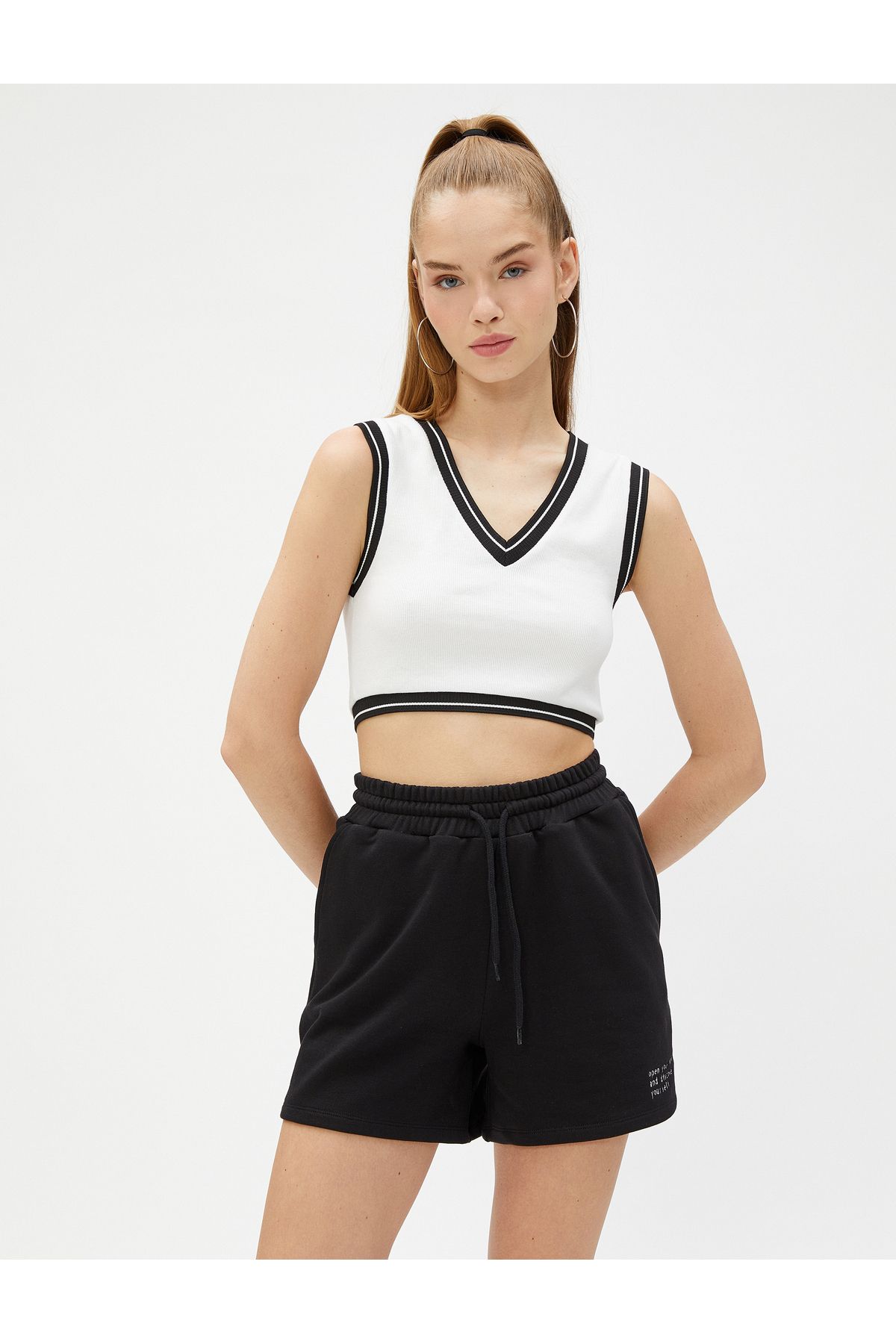 Koton-Crop Tank Top mit V-Ausschnitt und gerippten Streifen 3
