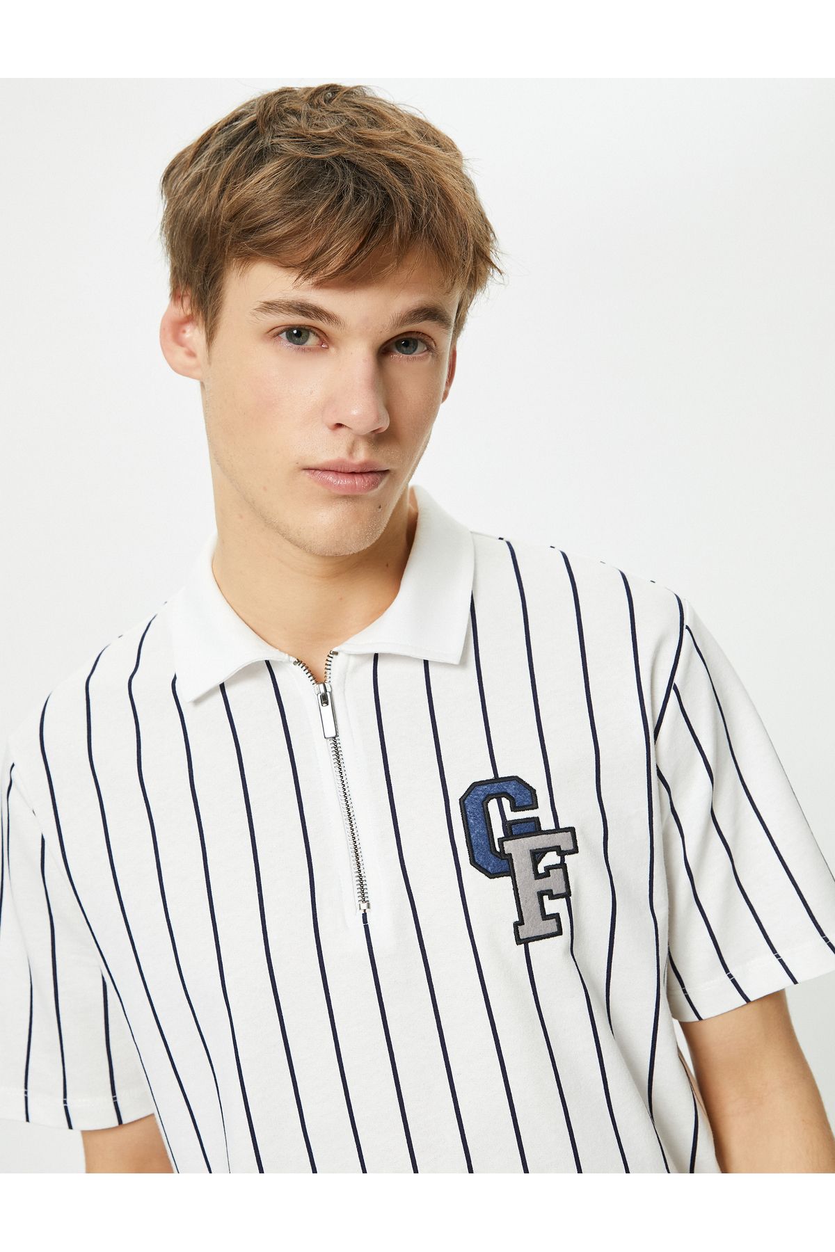 Koton T-shirt Polo Z Zamkiem Błyskawicznym I Krótkim Rękawem Z Haftem Uniwersyteckim Mężczyzna - M