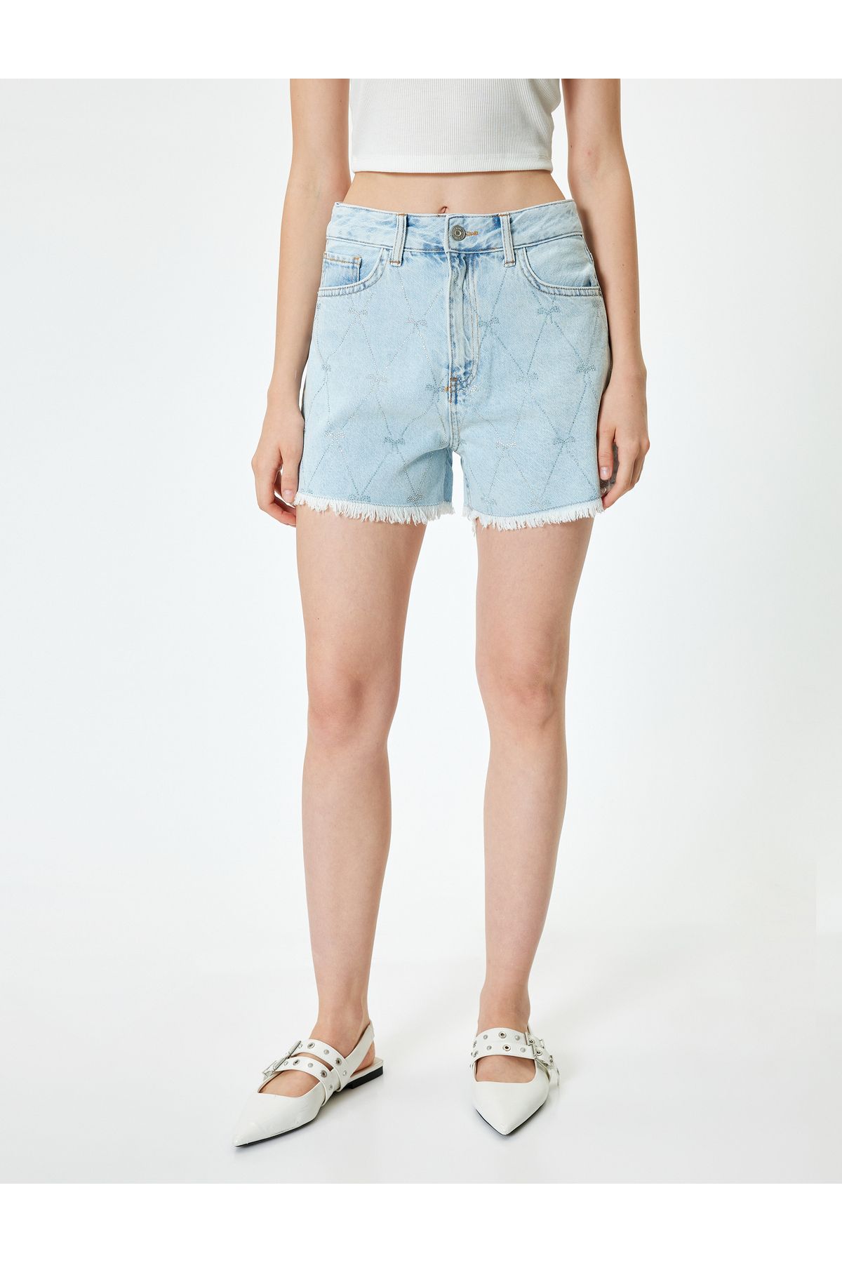 Koton-Mini pantaloni scurți din denim cu fundă brodat cu piatră - Se potrivește confortabil cu nasturi și buzunare 3