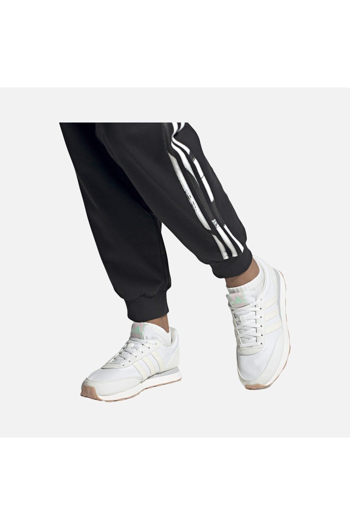 اسنیکر سفید زنانه کفش های رانینگ در سبک زندگی 60s 3.0 را کنید HP2252 adidas