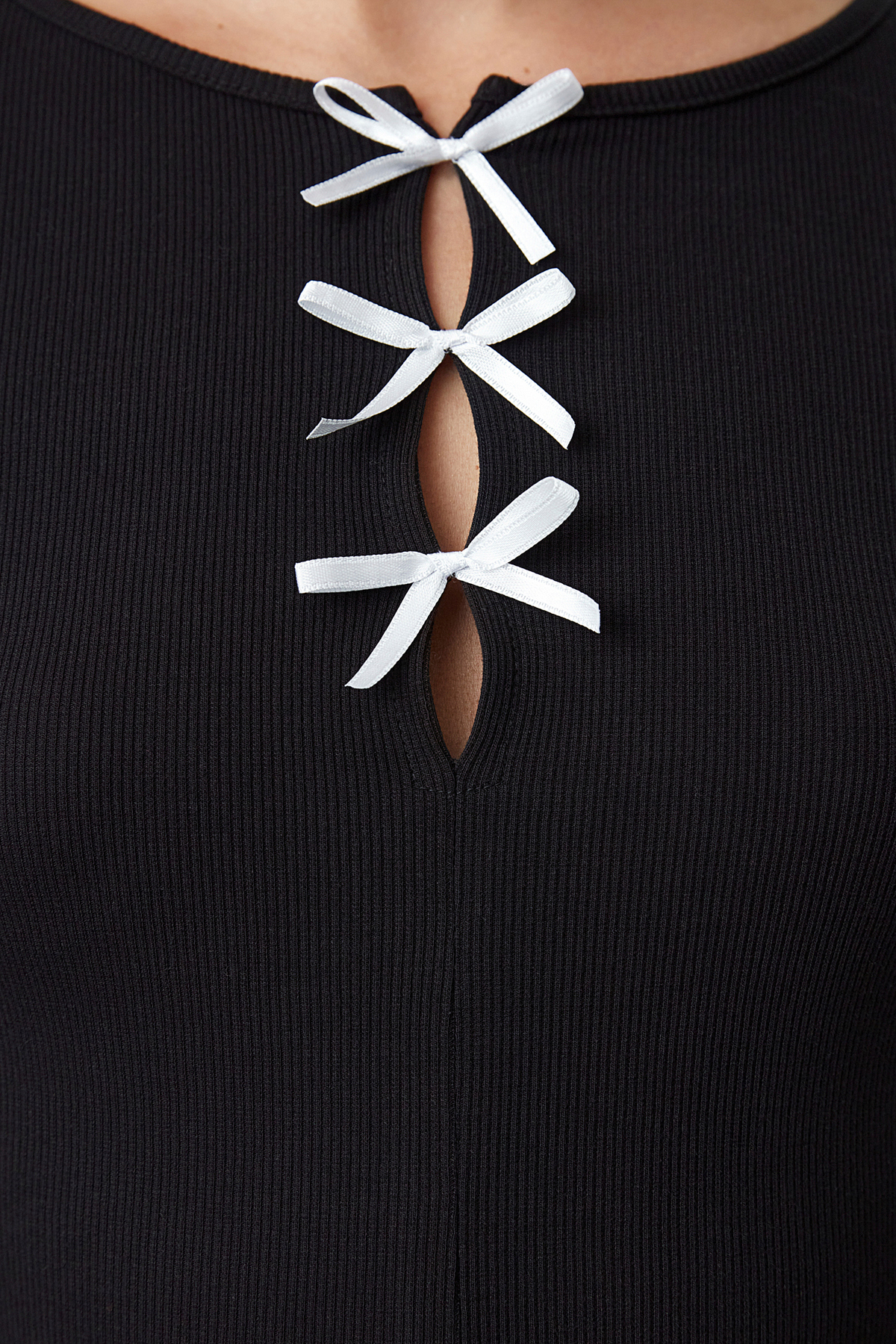 Kolekcia Trendyol Čierna tenká pletená blúzka Crew Neck – Twoaw25Bz00177 s mašľou a vystrihnutým detailom