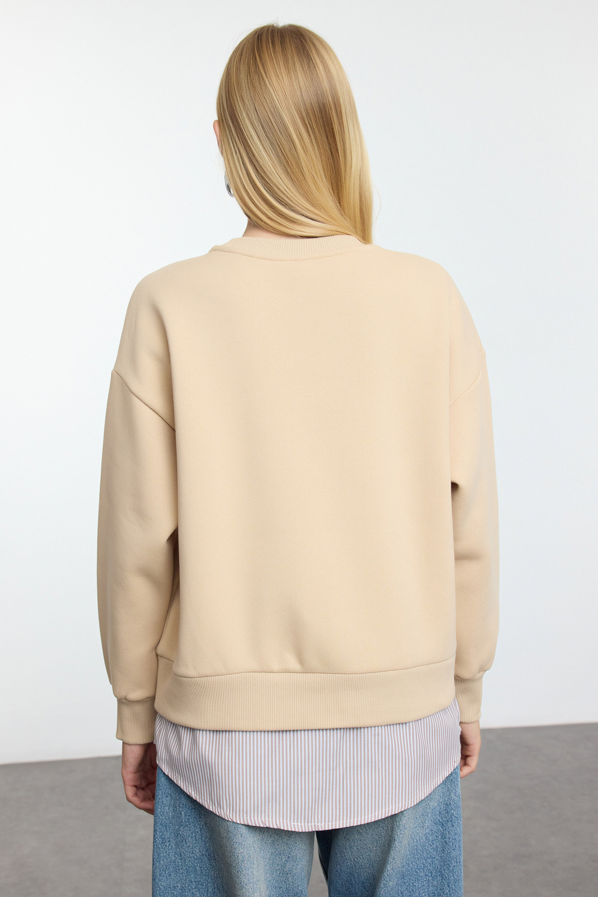 Trendyol Collection-Beigefarbener Slogan-Aufdruck - Sweatshirt mit bequemer Passform und Popeline-Detail Twoaw25sw00027 5