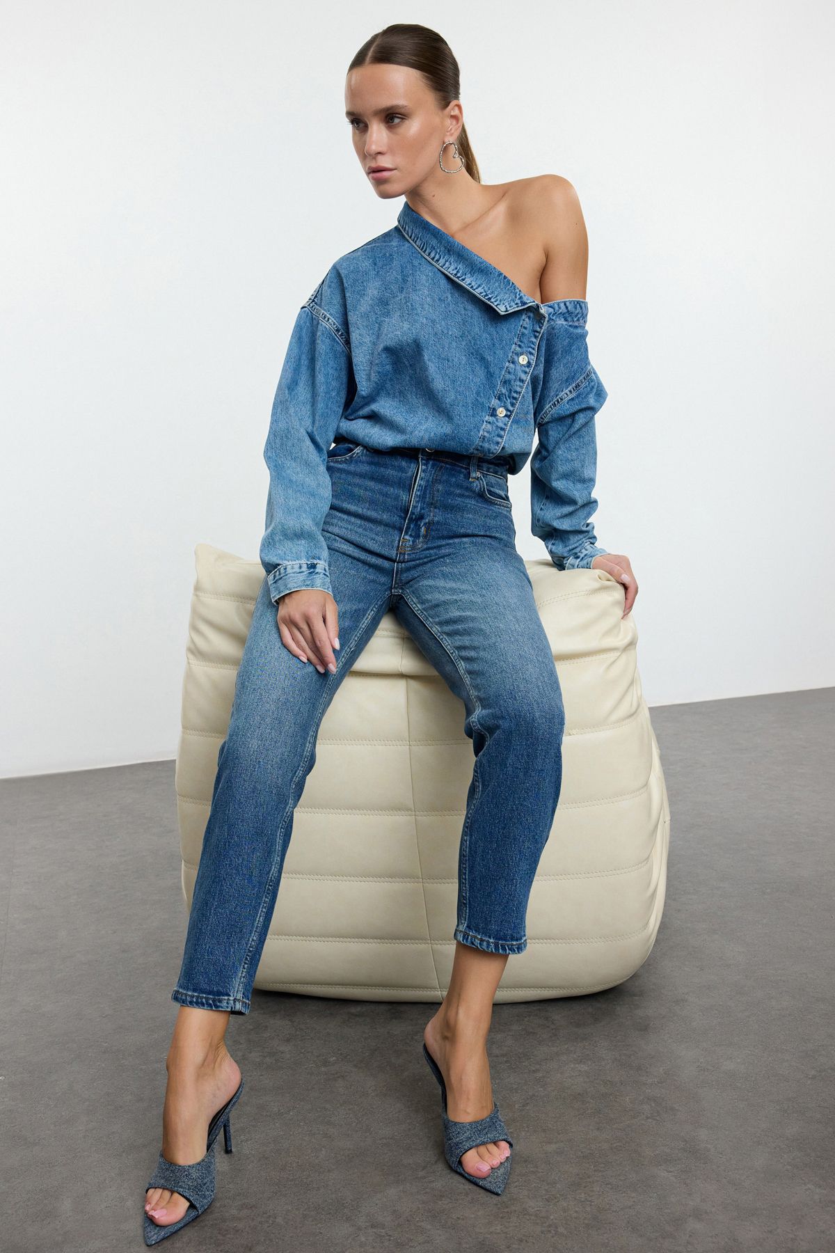 Trendyol Collection Jeansy Mom z wysokim stanem i ciemnoniebieskim obcisłym krojem - TWOAW25JE00143