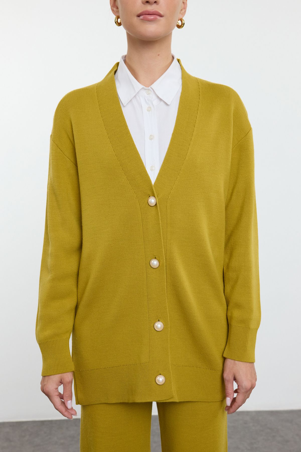 Trendyol Modest-طقم كارديجان وبنطلون تريكو مزين باللؤلؤ الأخضر الزيتي - TCTAW24US00037 3