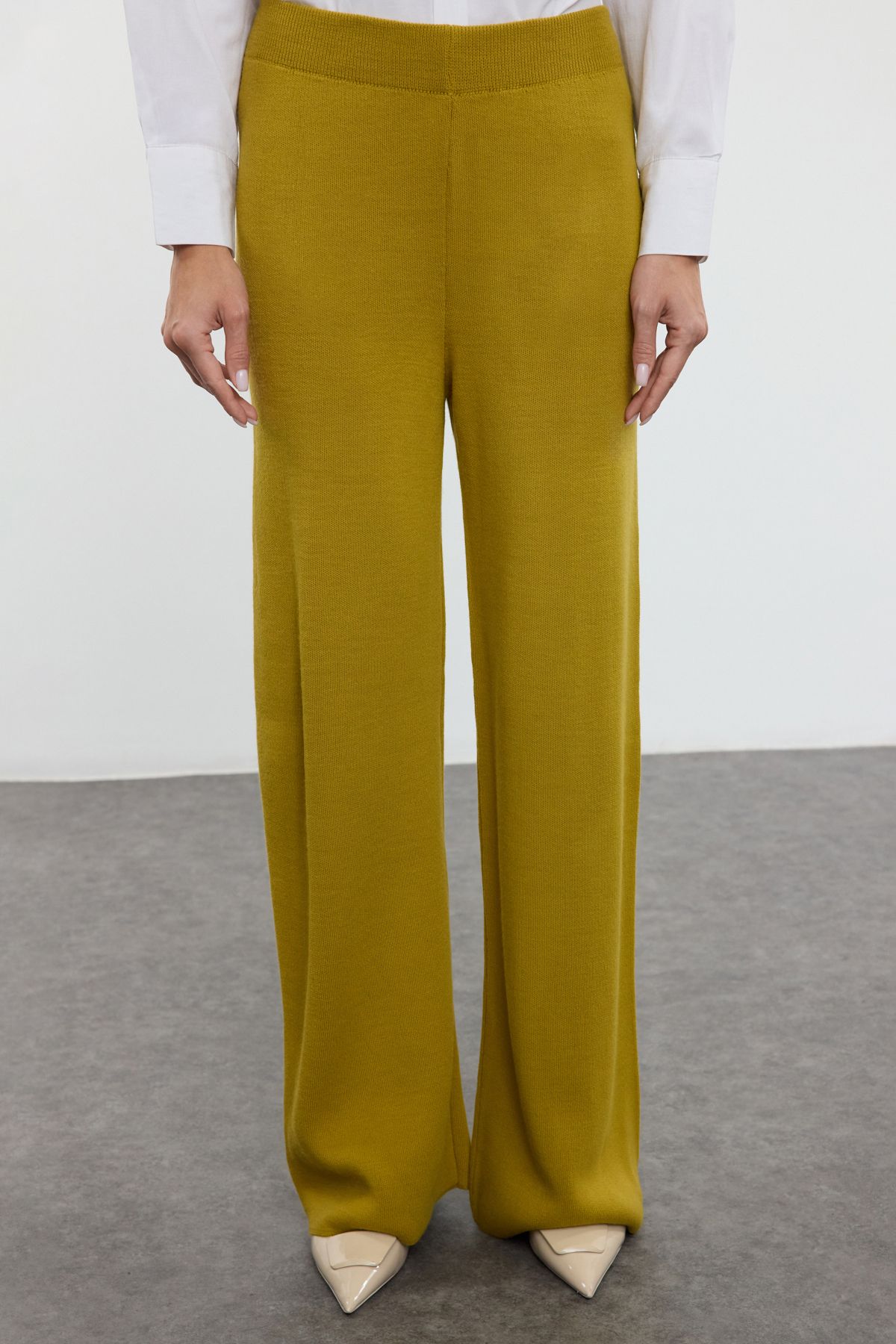 Trendyol Modest-طقم كارديجان وبنطلون تريكو مزين باللؤلؤ الأخضر الزيتي - TCTAW24US00037 4