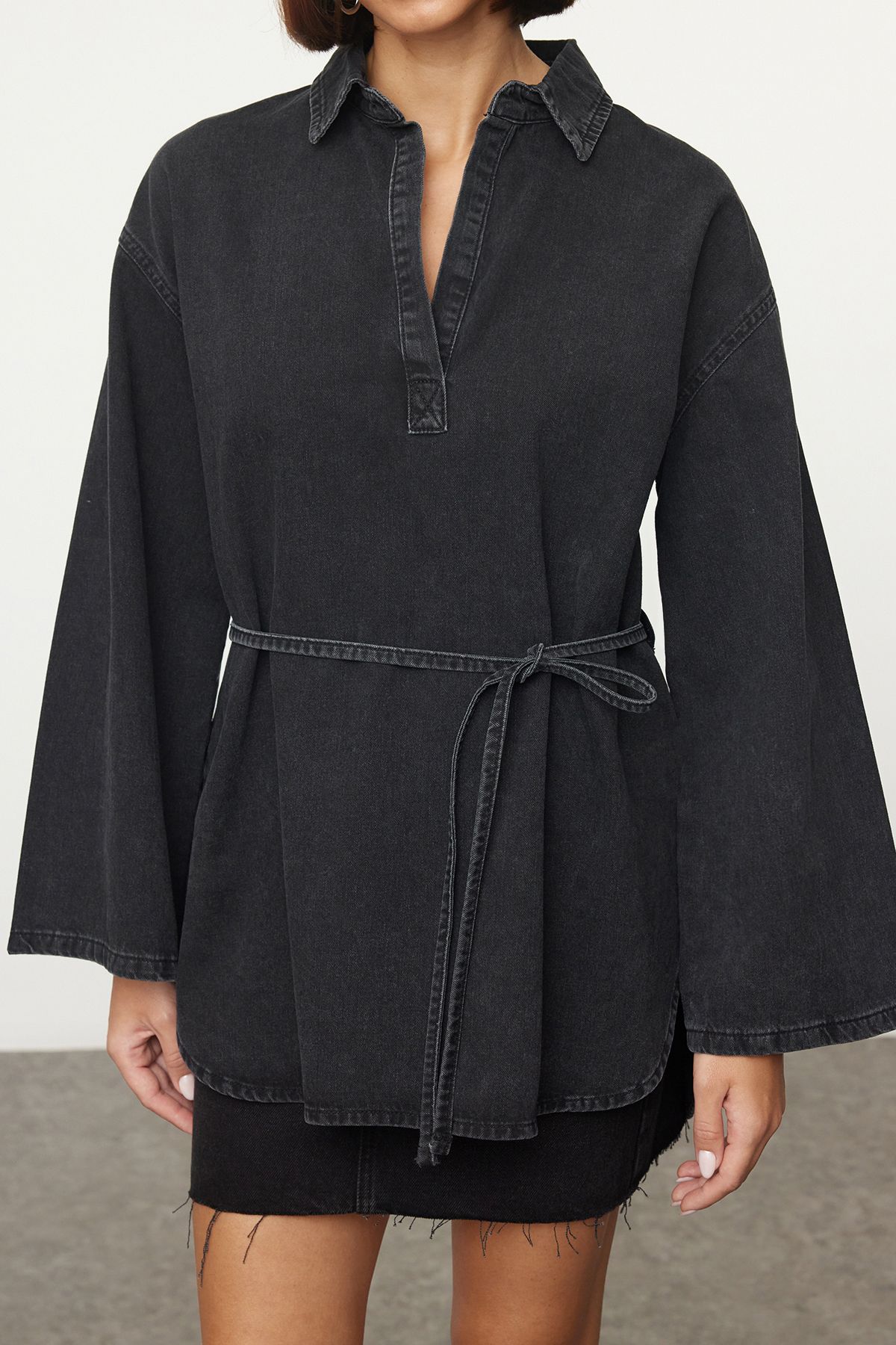Trendyol Collection-Übergroßes Anthrazit-Jeanshemd – gebunden, TWOAW25GO00082 2