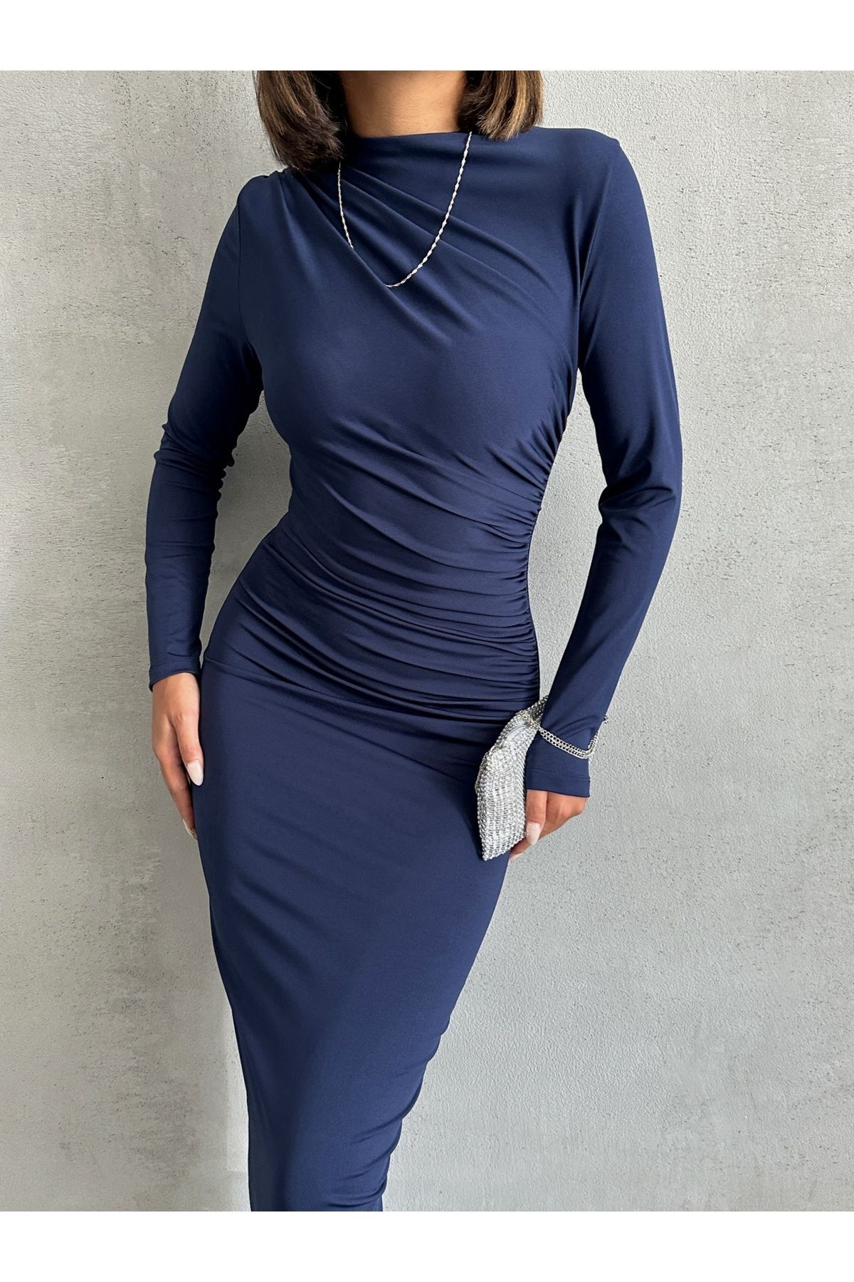 BEJNA-Marineblaues, langes Damenkleid mit drapierten Details 5
