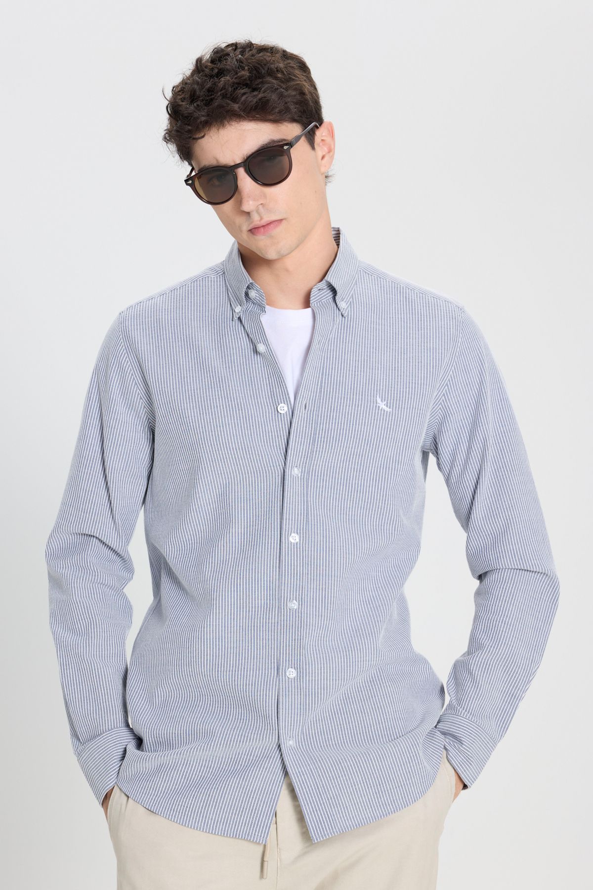 %100 Pamuk Slim Fit Dar Kesim Düğmeli Yaka Çizgili Lacivert-Beyaz Gömlek