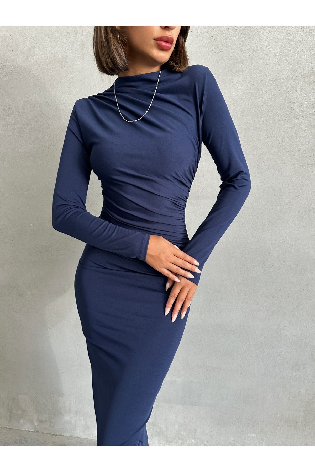 BEJNA-Marineblaues, langes Damenkleid mit drapierten Details 4