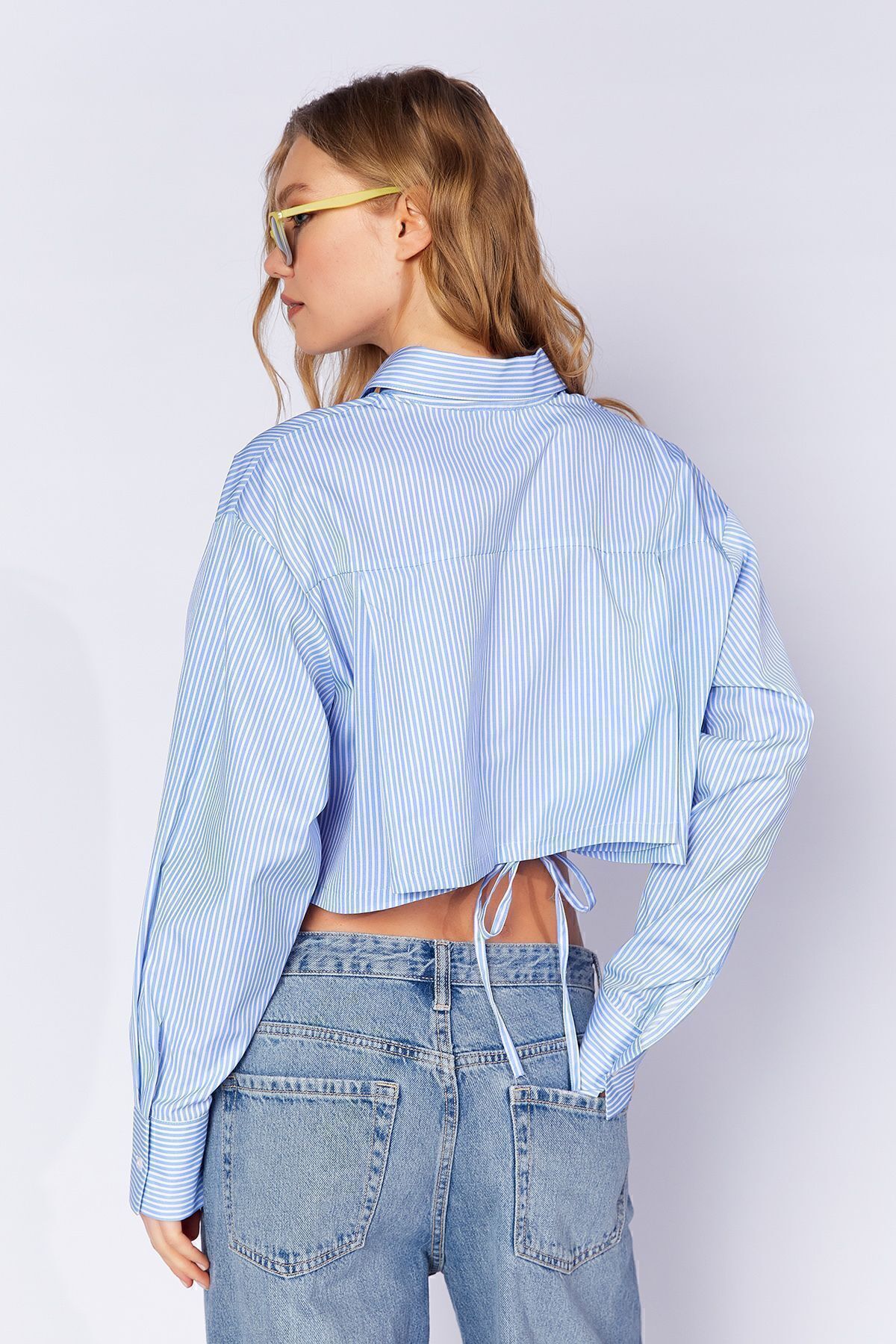 EDITION WOMAN Mavi Sırt Bağlama Detaylı Çift Cepli Çizgili Crop Gömlek| EK1000169147