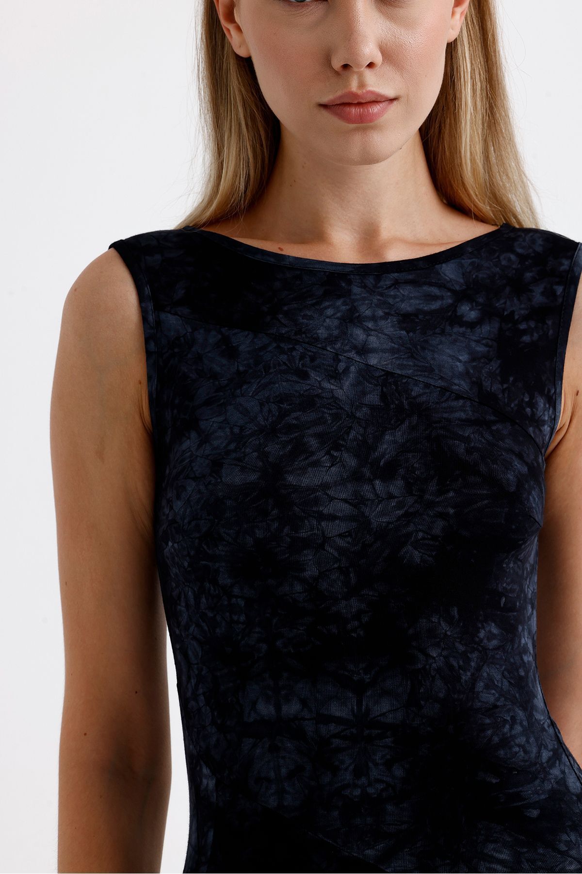  Sense Siyah Batik Yırtmaçlı Kolsuz Likralı Viskon Elbise | ELB35734