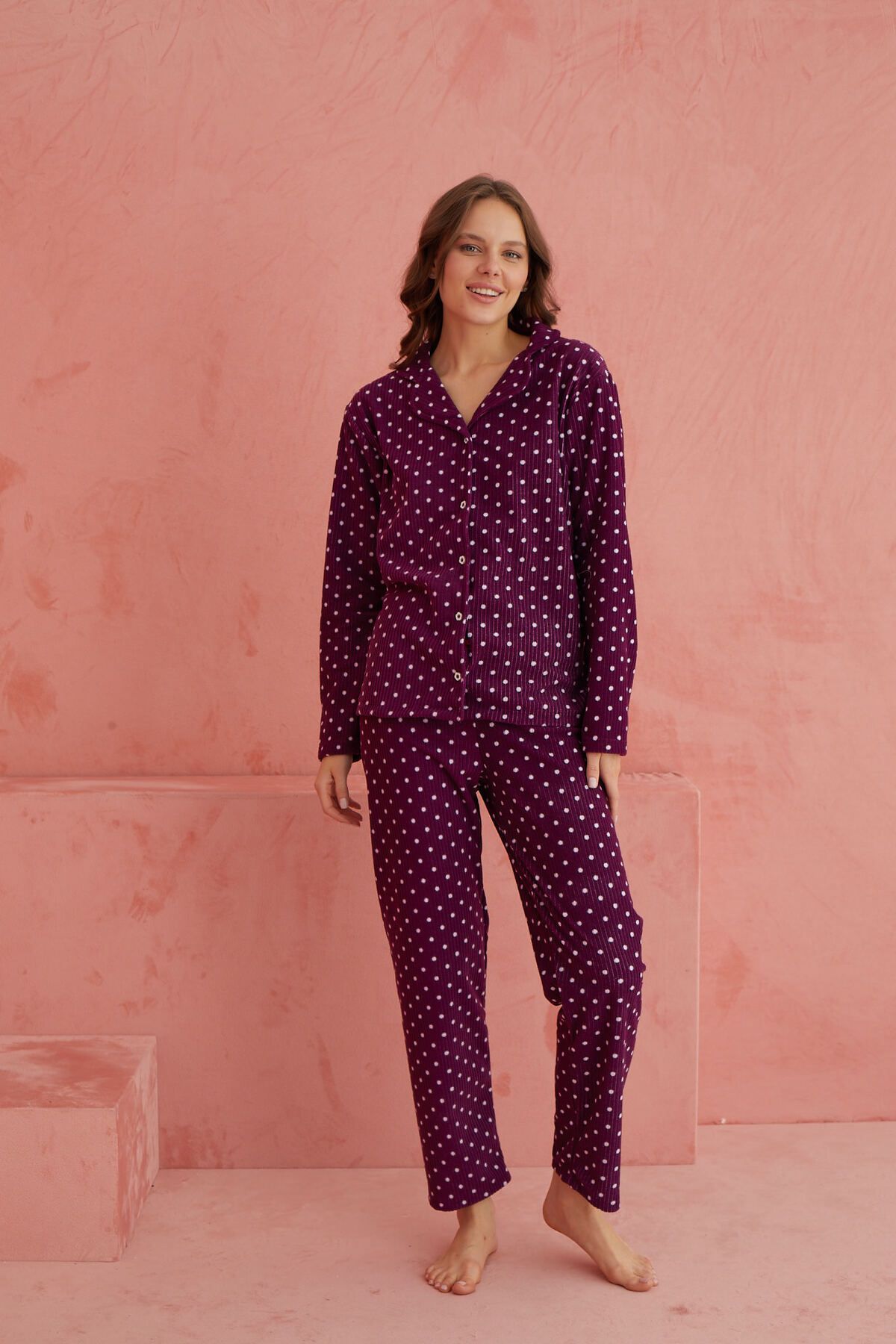 ELİTOL-Fleece-Pyjama-Set – lilafarbenes Punktmuster und Knopfleiste vorne 2