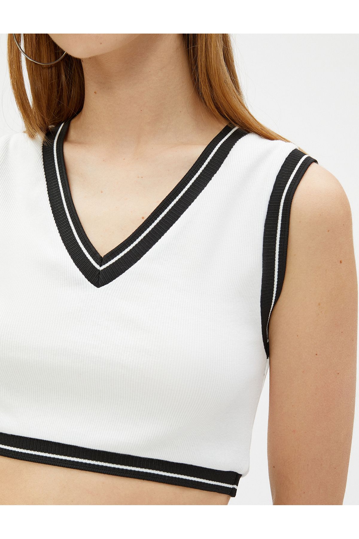 Koton-Crop Tank Top mit V-Ausschnitt und gerippten Streifen 5