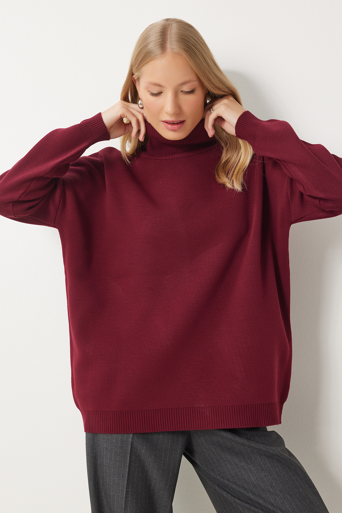 Happiness İstanbul Burgunderfarbener Rollkragenpullover mit übergroßem Strick für Damen – BV00084