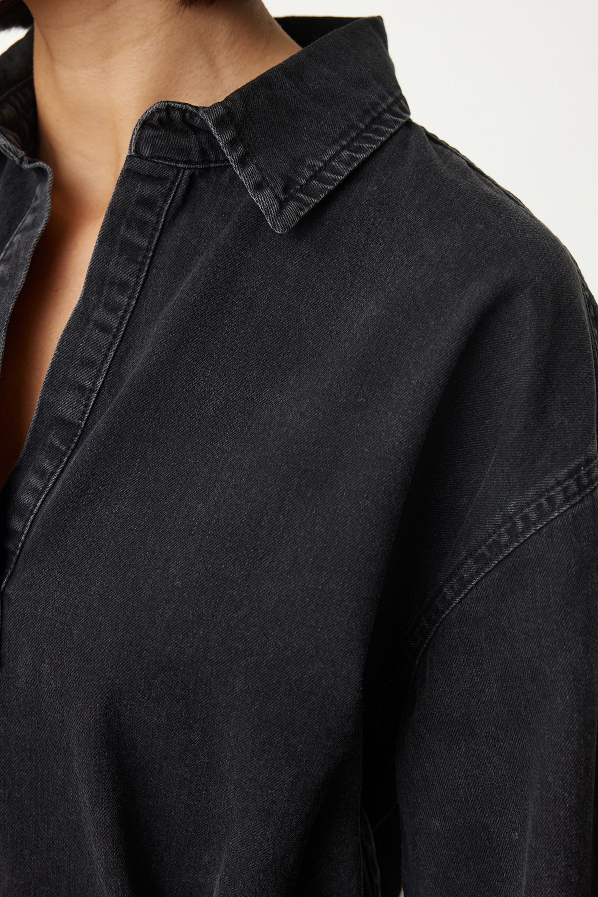 Trendyol Collection-Übergroßes Anthrazit-Jeanshemd – gebunden, TWOAW25GO00082 5