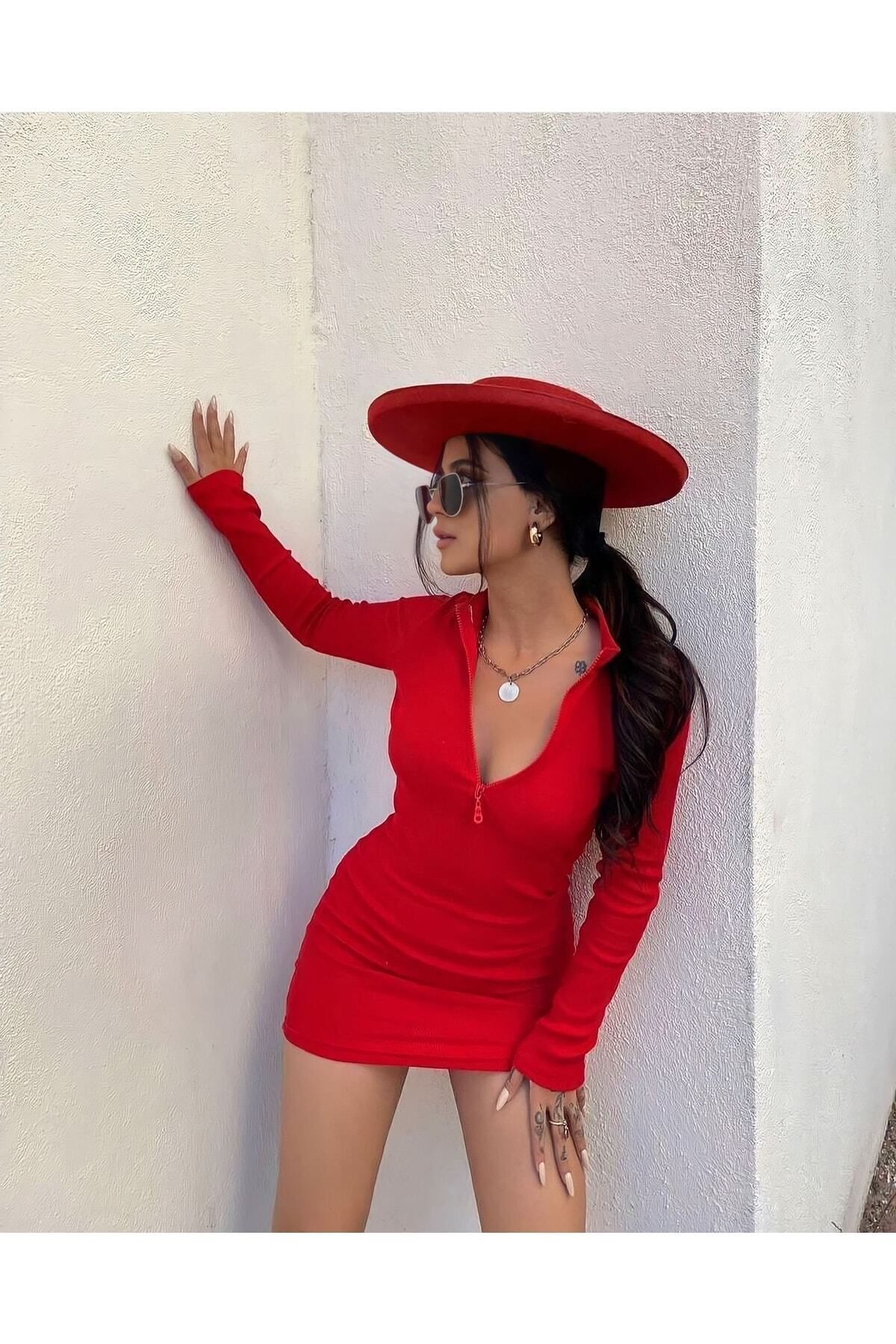 elle porte une robe avec une braguette rouge