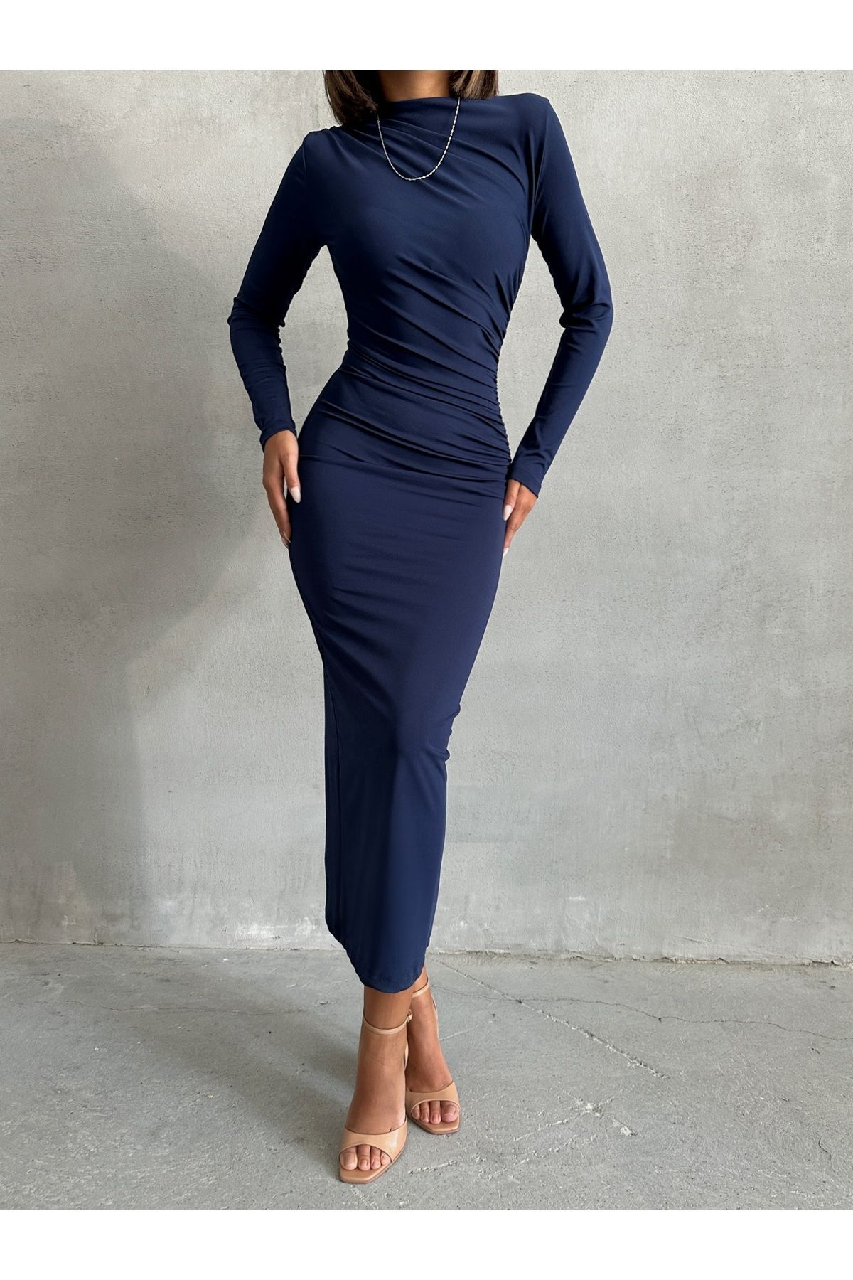 BEJNA-Marineblaues, langes Damenkleid mit drapierten Details 2