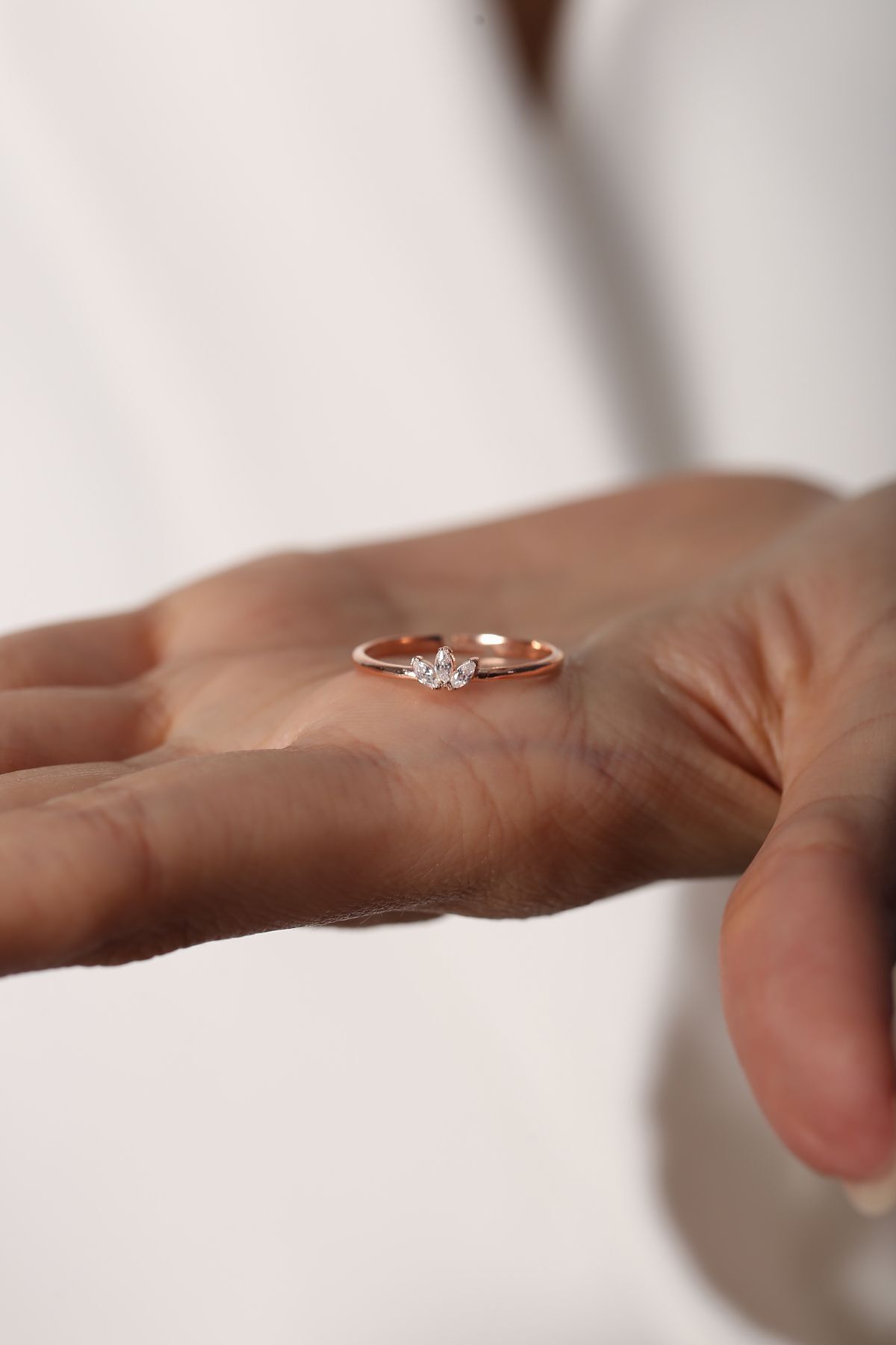925 Ayar Rose Kaplamalı Beyaz Taşlı Minimal Tasarım Gümüş Yüzük 2